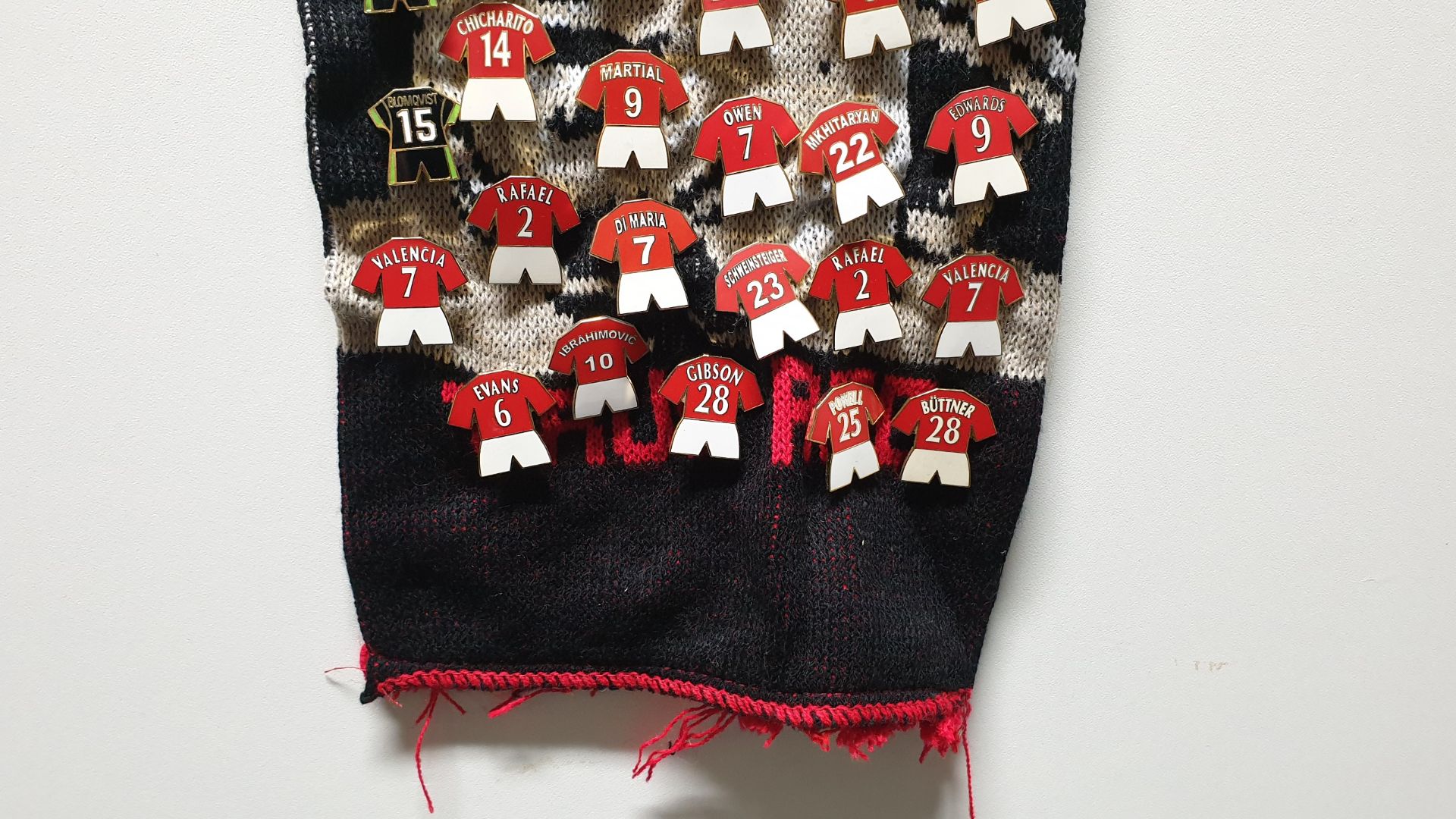 MANCHESTER UNITED SCARF CONTAINING APPROX 210 X PIN BADGES IE CHAMPIONS 2013, 2008 MANCS IN - Image 8 of 8