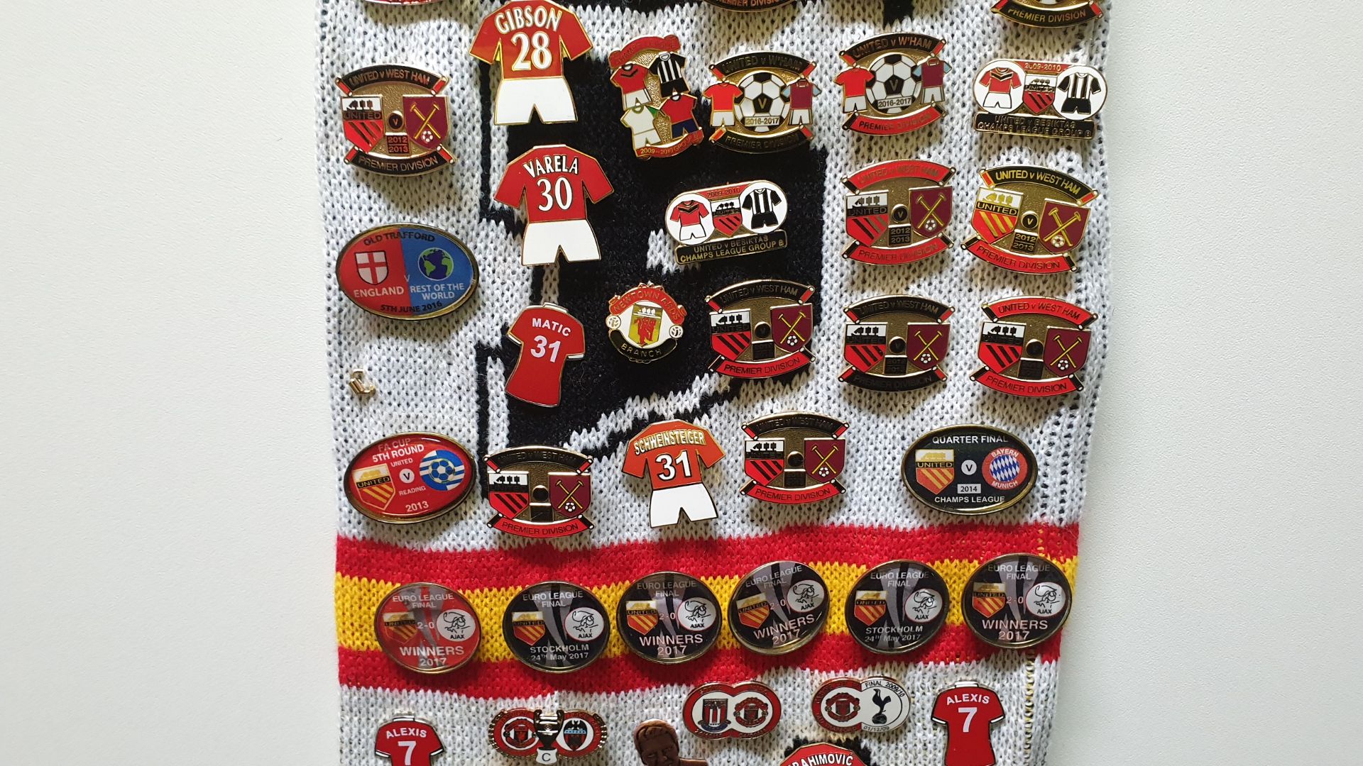 MANCHESTER UNITED SCARF CONTAINING APPROX 205 X PIN BADGES IE EUROPA LEAGUE FINAL WINNERS 2017, 1999 - Image 7 of 8