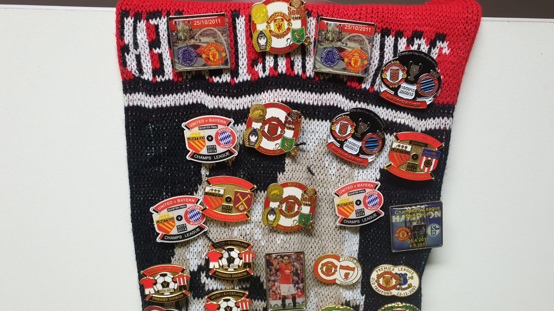 MANCHESTER UNITED SCARF CONTAINING APPROX 190 X PIN BADGES IE MANCHESTER IS RED, UNITED V LIVERPOOL, - Image 2 of 8