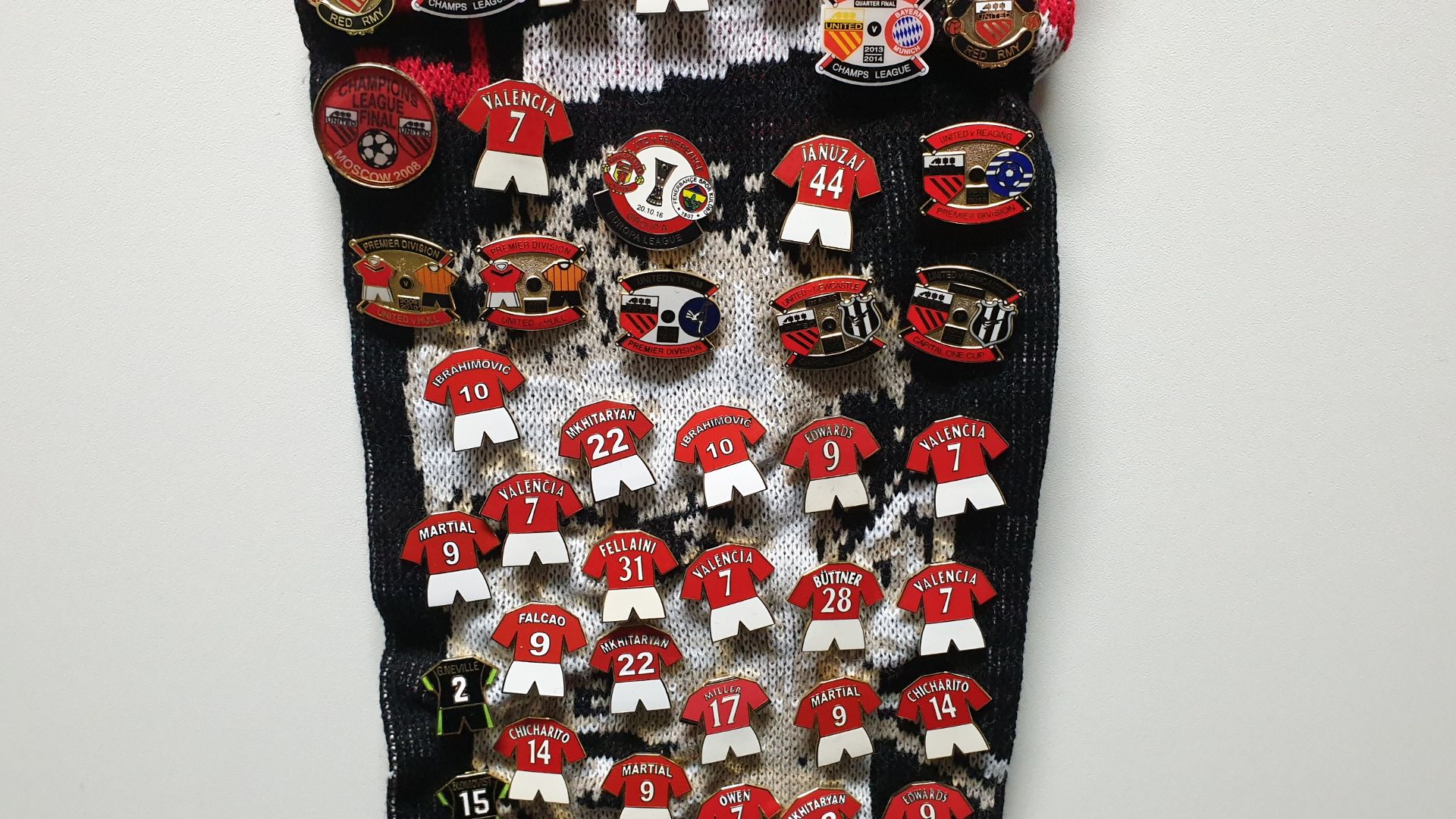 MANCHESTER UNITED SCARF CONTAINING APPROX 210 X PIN BADGES IE CHAMPIONS 2013, 2008 MANCS IN - Image 7 of 8