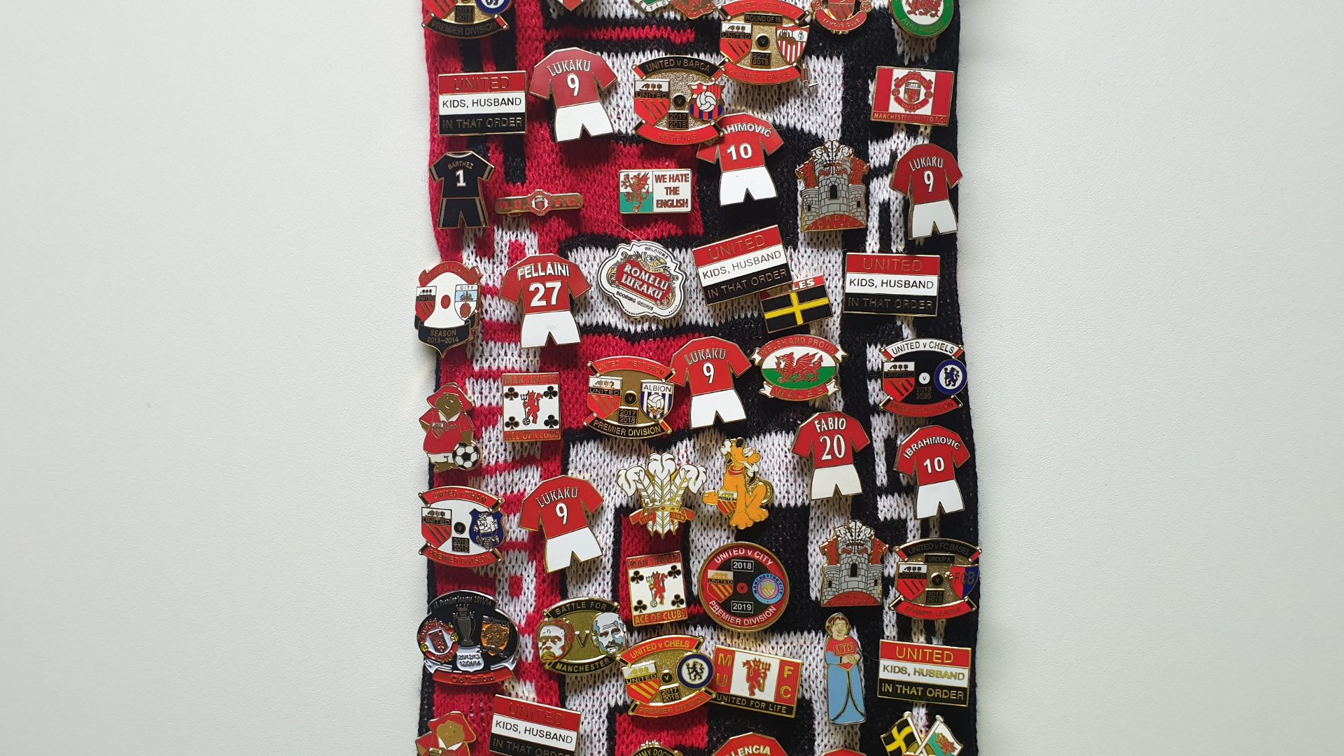 MANCHESTER UNITED SCARF CONTAINING APPROX 250 X PIN BADGES IE BATTLE FOR MANCHESTER, MUFC, - Image 4 of 8