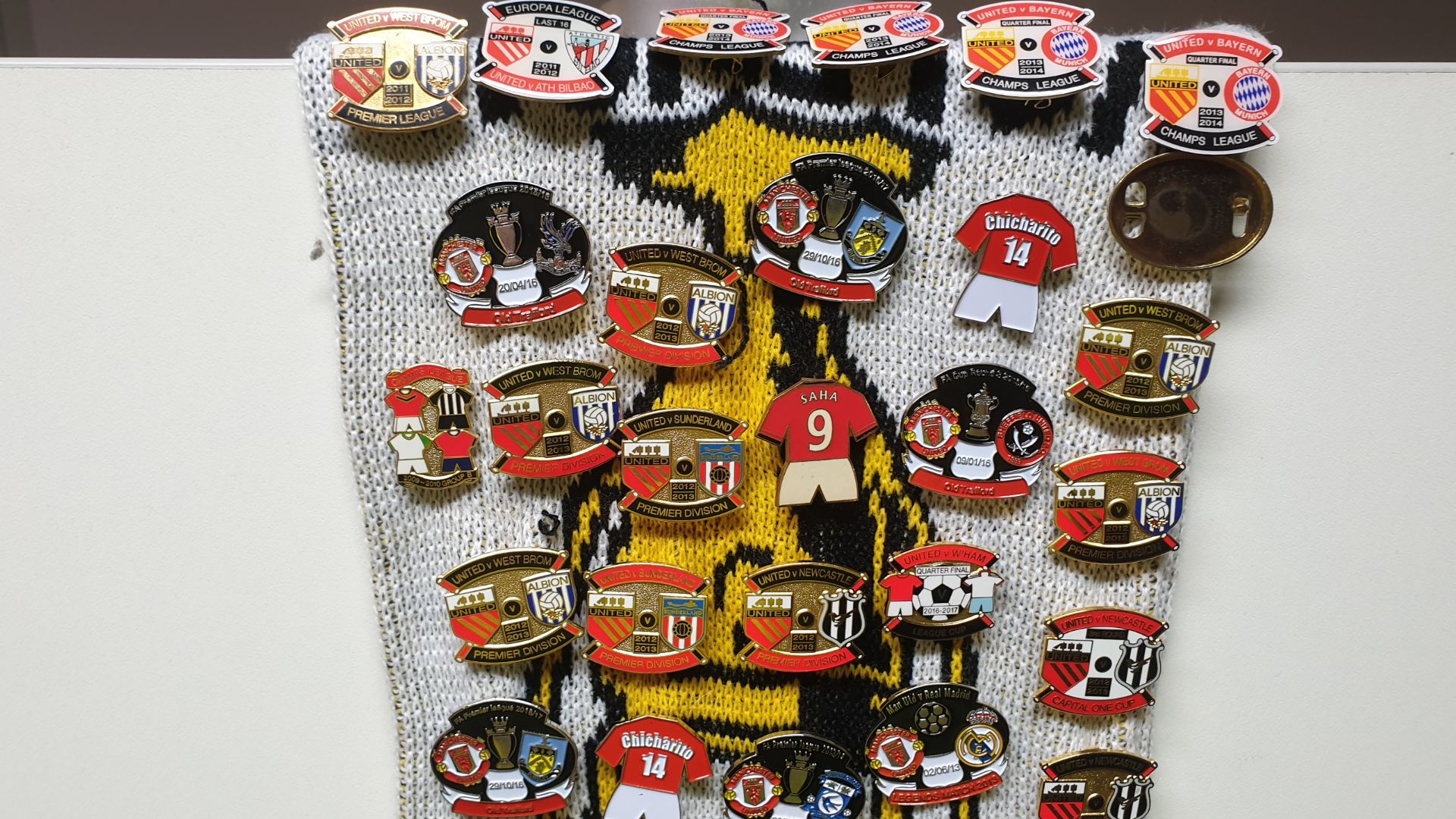 MANCHESTER UNITED SCARF CONTAINING APPROX 205 X PIN BADGES IE EUROPA LEAGUE FINAL WINNERS 2017, 1999 - Image 2 of 8