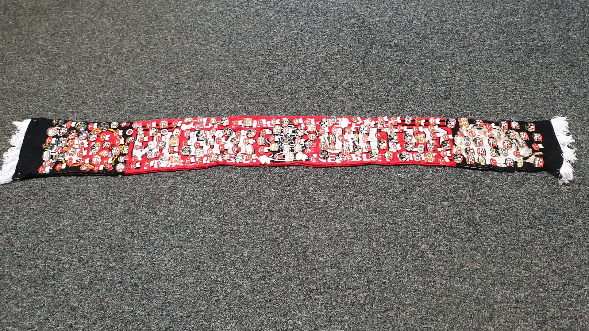 MANCHESTER UNITED SCARF CONTAINING APPROX 190 X PIN BADGES IE BATTLE FOR MANCHESTER, CHAMPIONS