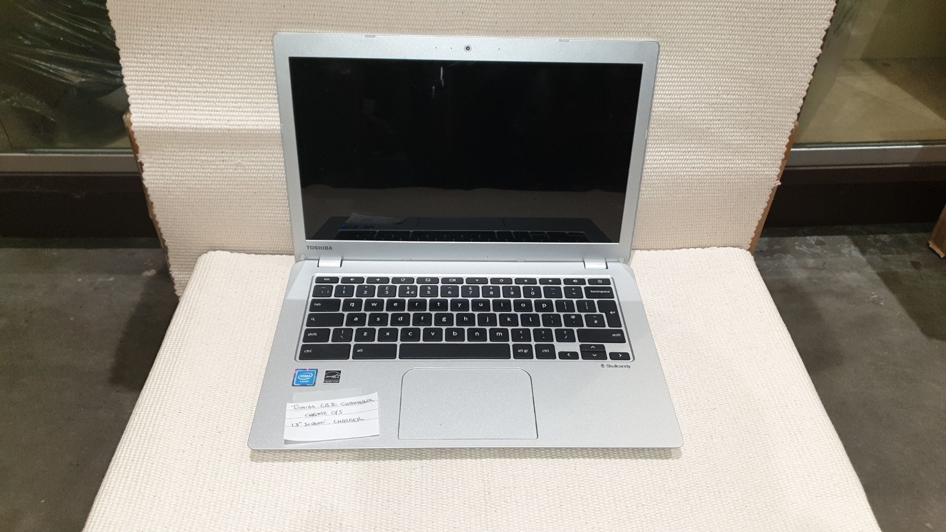 TOSHIBA CB30 CHROMEBOOK - CHROME O/S 13" SCREEN & CHARGER