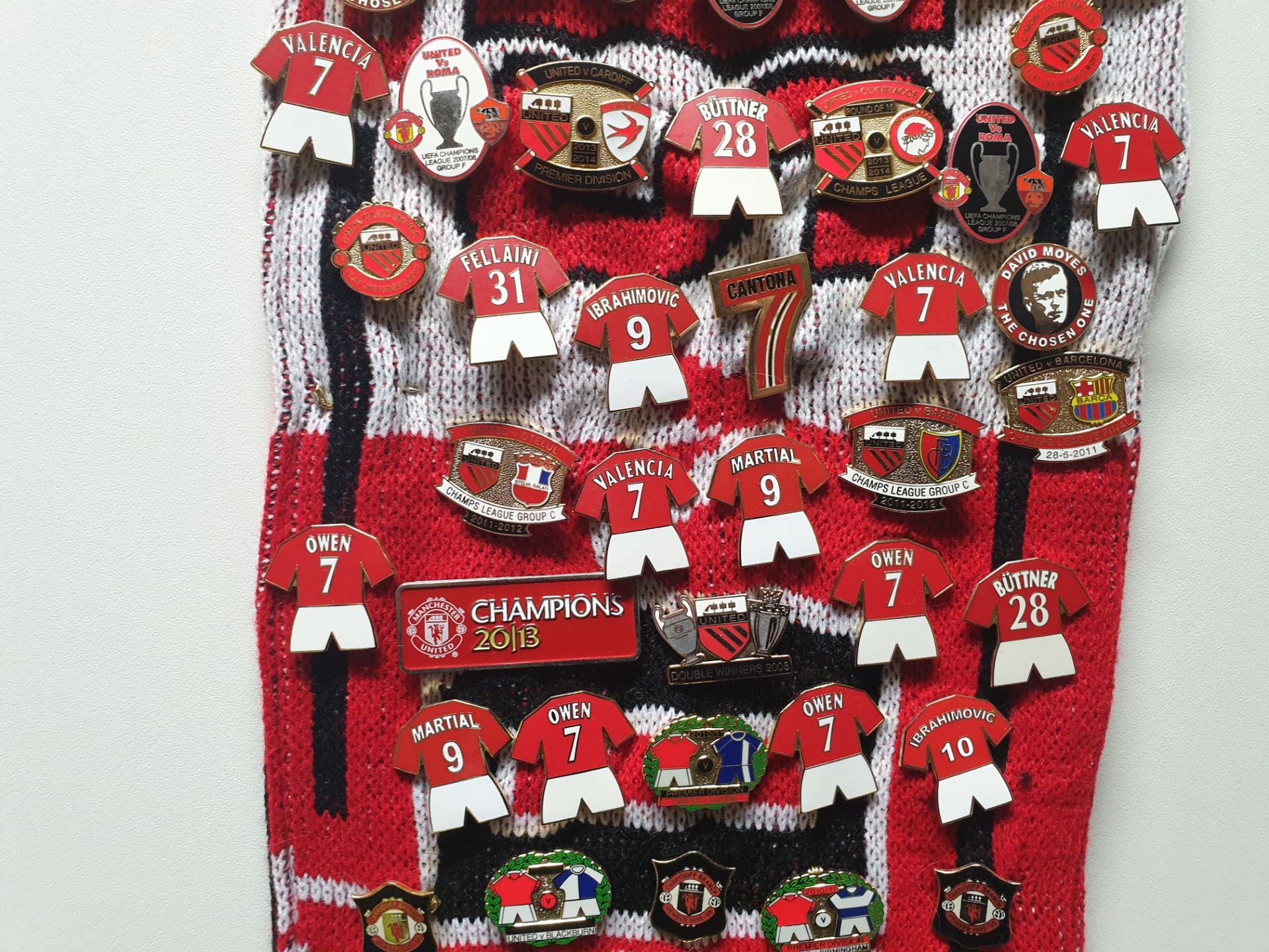 MANCHESTER UNITED SCARF CONTAINING APPROX 190 X PIN BADGES IE BEST 7, CUP WINNERS 2004, CHAMPIONS - Image 5 of 8