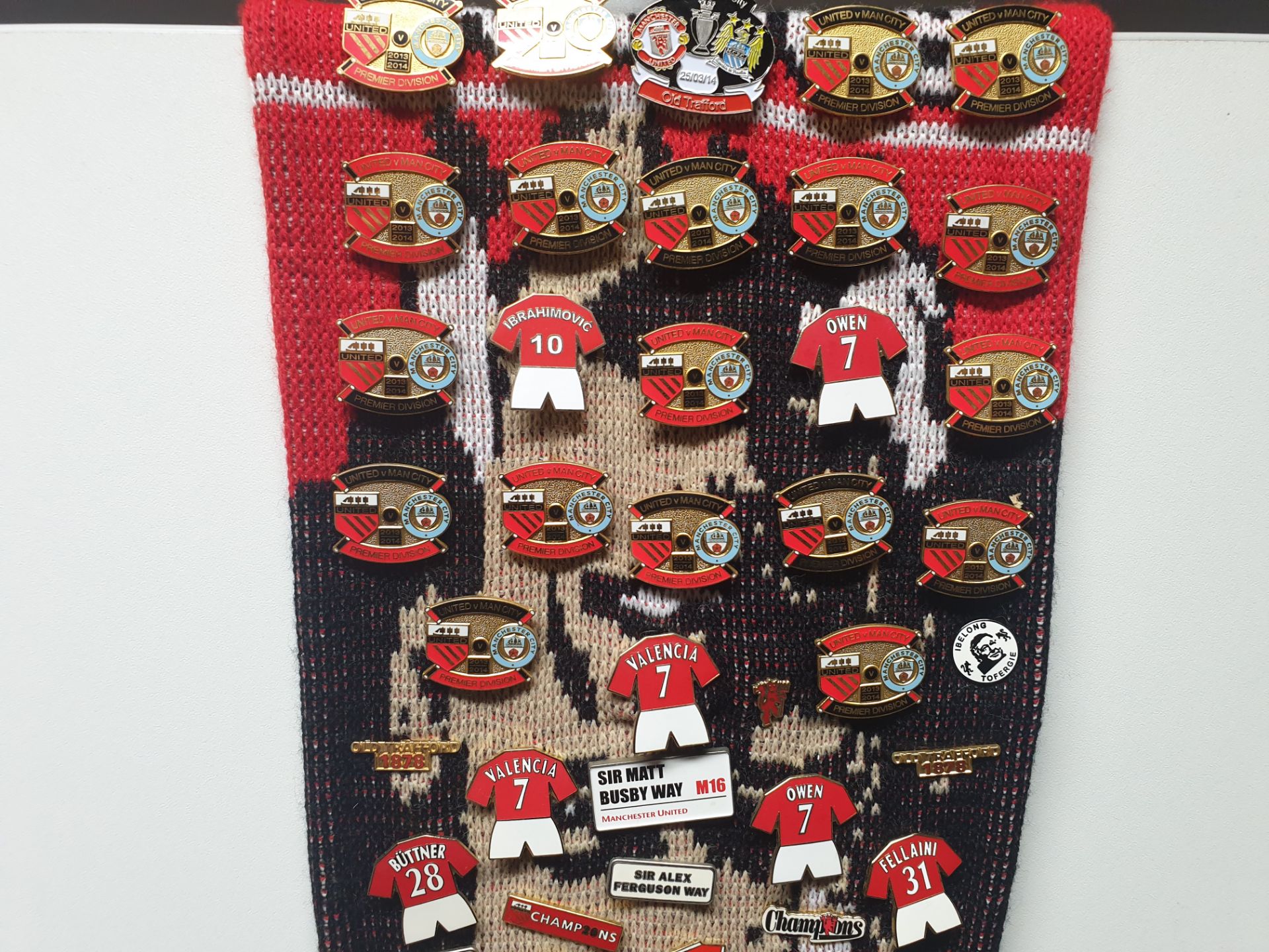 MANCHESTER UNITED SCARF CONTAINING APPROX 170 X PIN BADGES IE CHAMPIONS 2013, SIR ALEX FERGUSON WAY, - Image 2 of 8