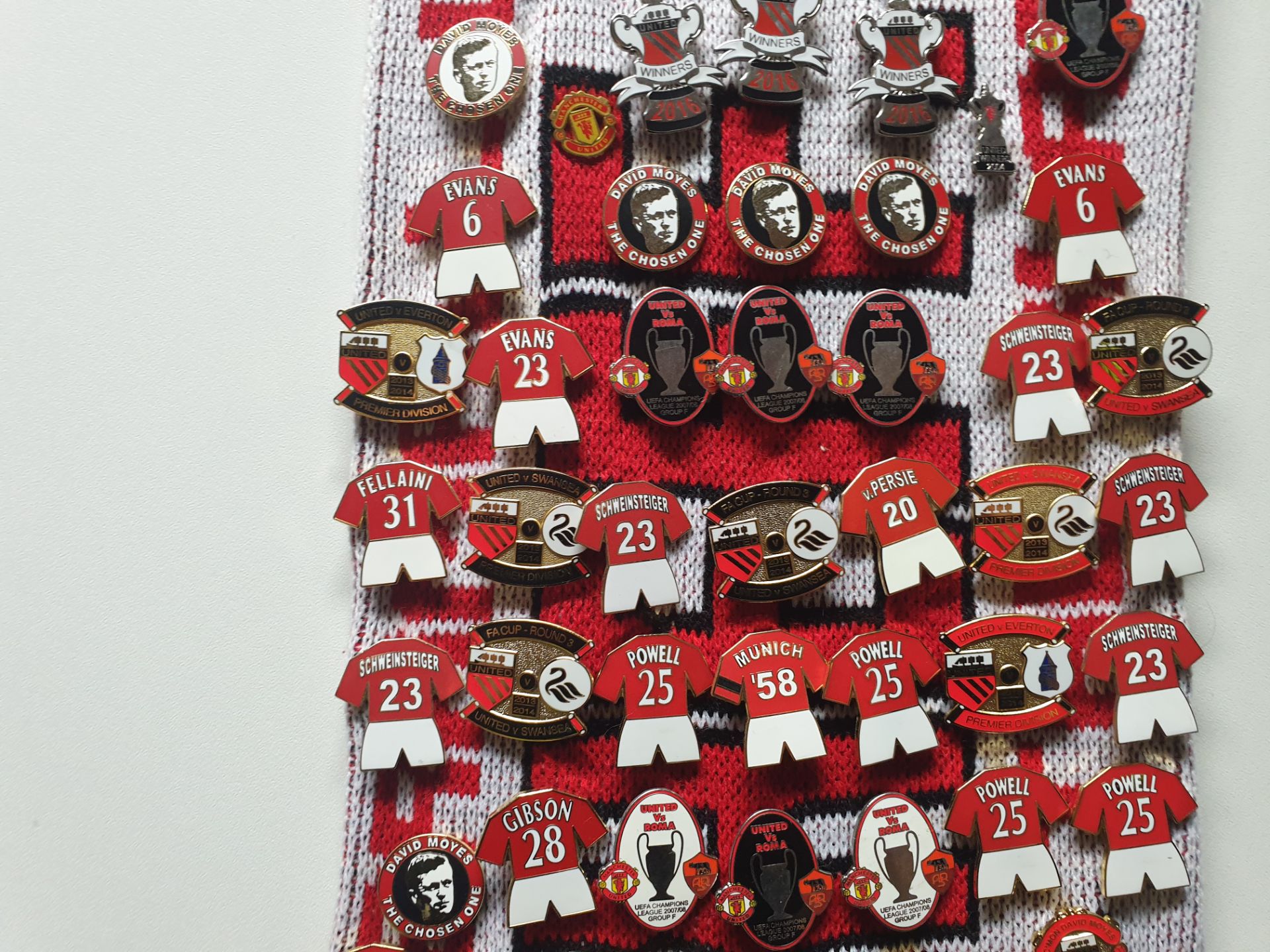 MANCHESTER UNITED SCARF CONTAINING APPROX 190 X PIN BADGES IE BEST 7, CUP WINNERS 2004, CHAMPIONS - Image 4 of 8