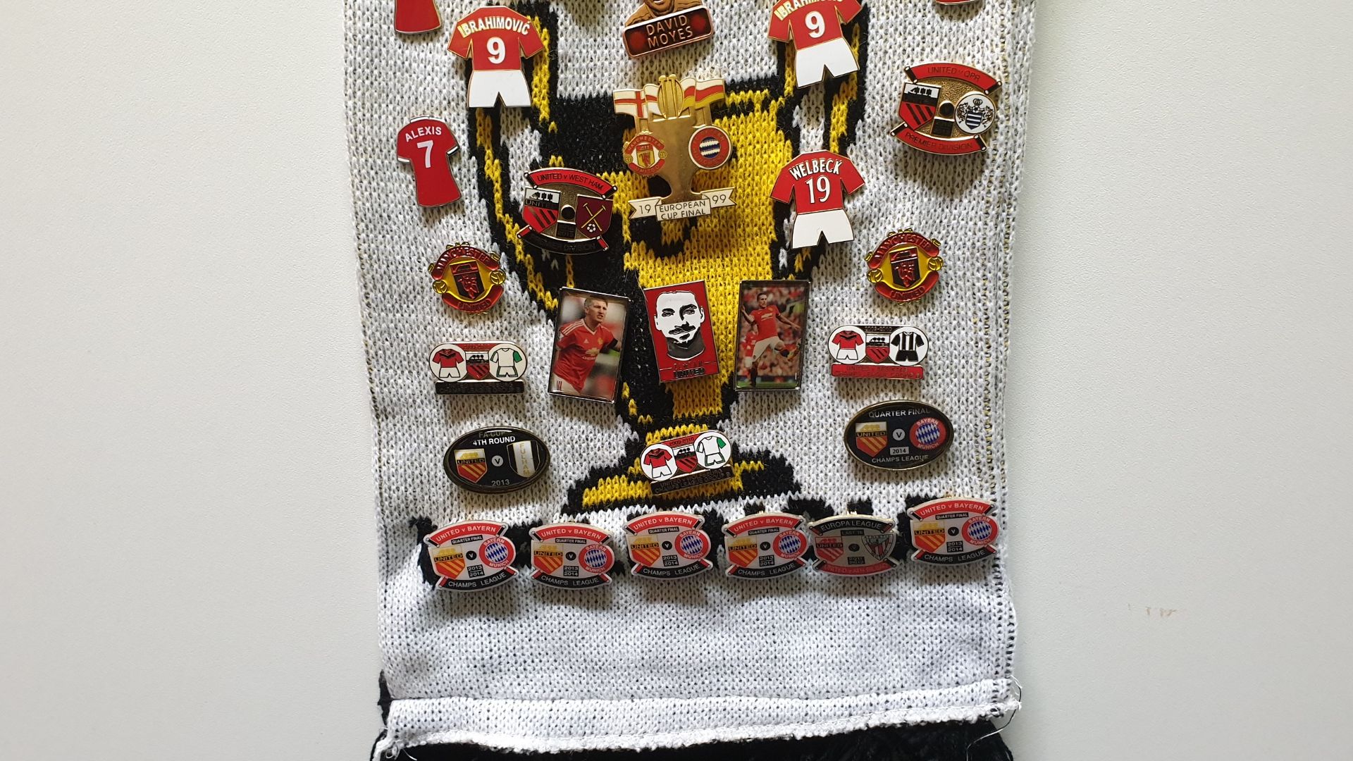 MANCHESTER UNITED SCARF CONTAINING APPROX 205 X PIN BADGES IE EUROPA LEAGUE FINAL WINNERS 2017, 1999 - Image 8 of 8