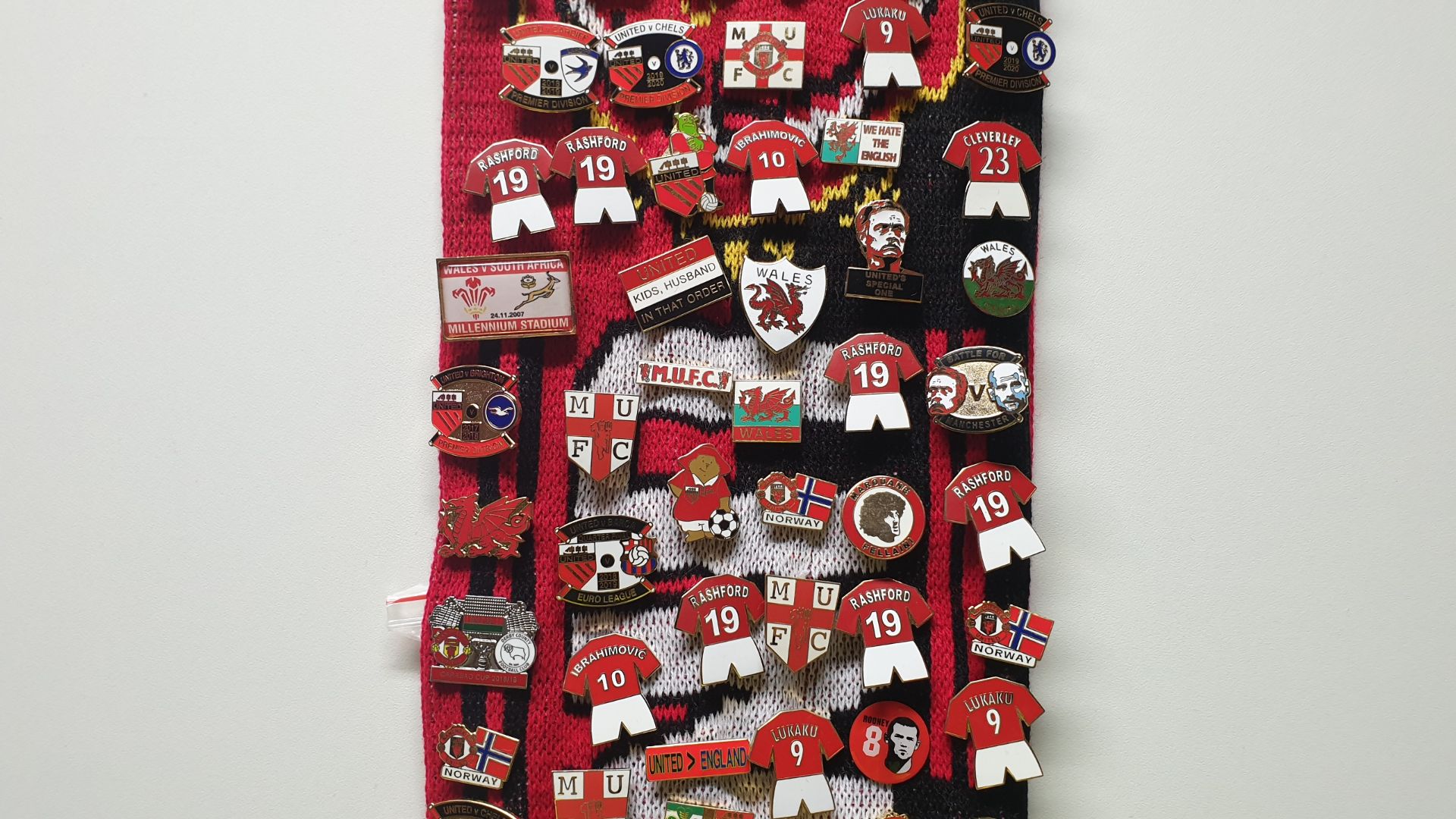 MANCHESTER UNITED SCARF CONTAINING APPROX 250 X PIN BADGES IE BATTLE FOR MANCHESTER, MUFC, - Image 3 of 8