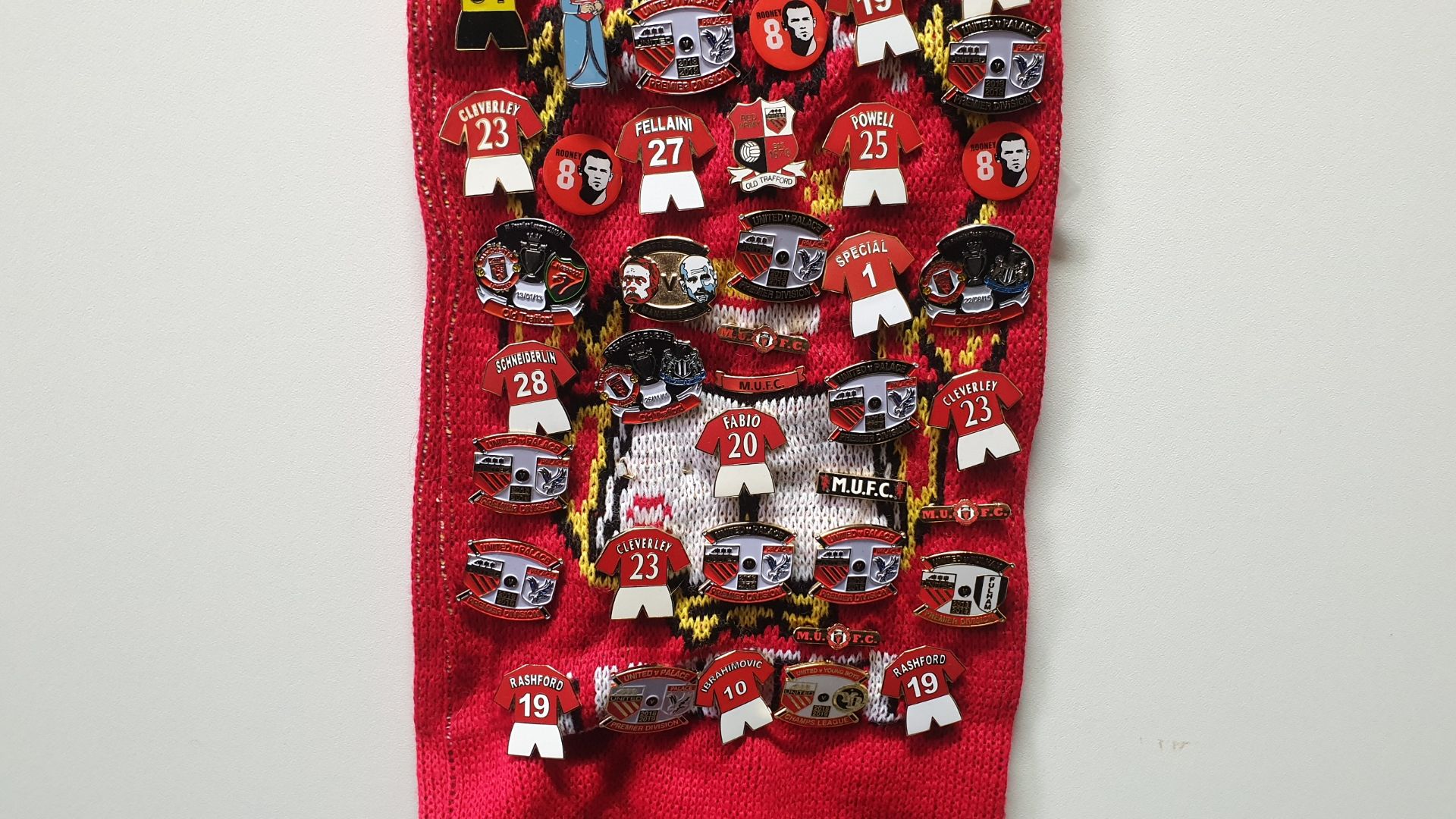 MANCHESTER UNITED SCARF CONTAINING APPROX 200 X PIN BADGES IE MUFC, BATTLE FOR MANCHESTER, ROONEY, - Image 8 of 8