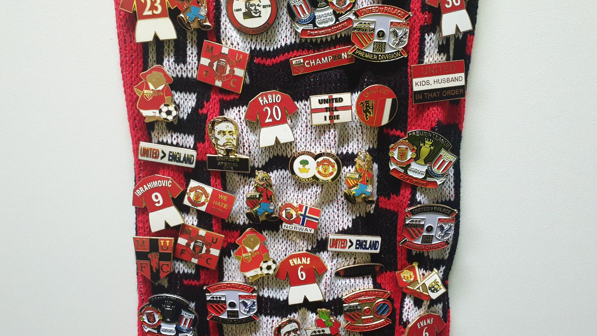 MANCHESTER UNITED SCARF CONTAINING APPROX 260 X PIN BADGES IE FA CUP WINNER 2018, WE HATE CITY, - Image 7 of 8