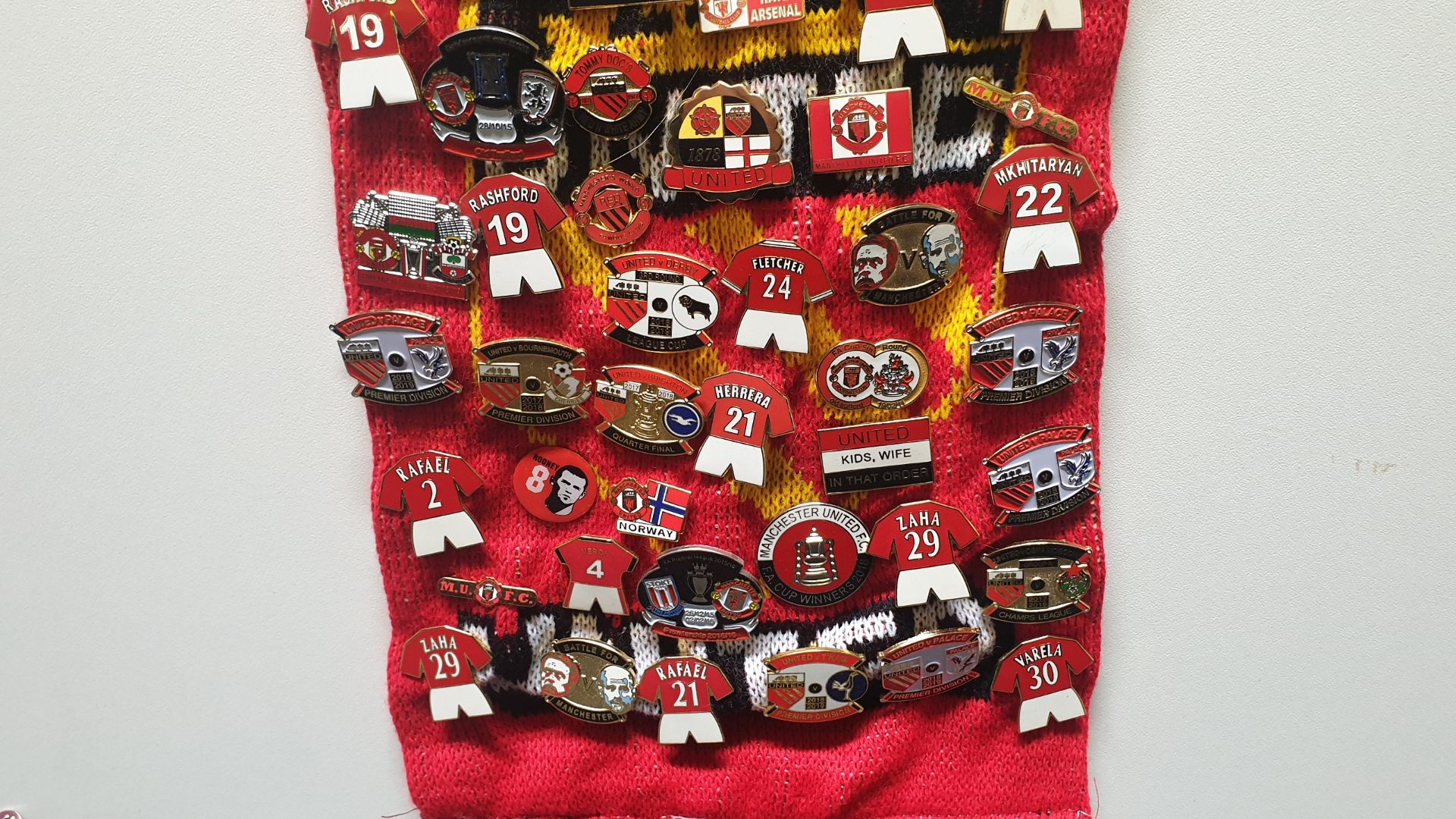MANCHESTER UNITED SCARF CONTAINING APPROX 260 X PIN BADGES IE FA CUP WINNER 2018, WE HATE CITY, - Image 8 of 8