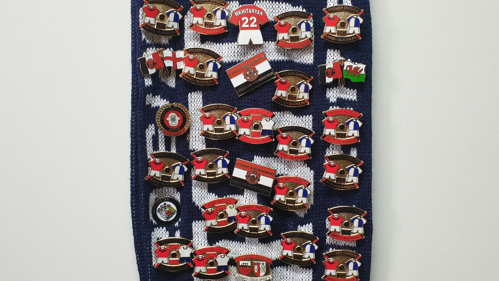 MANCHESTER UNITED SCARF CONTAINING APPROX 200 X PIN BADGES IE CHAMPIONS LEAGUE FINAL 2008, CARLING - Image 4 of 8