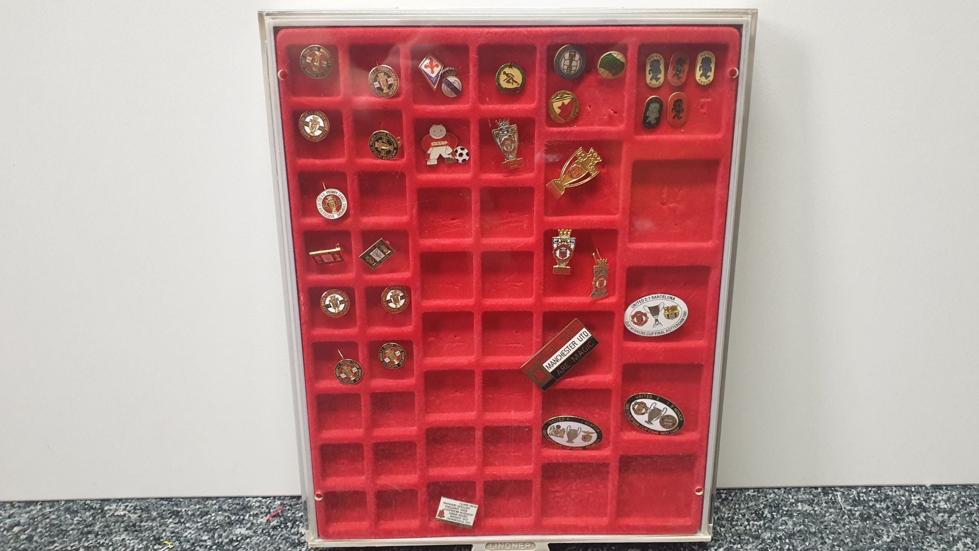 DISPLAY BOX CONTAINING 31 X MANCHESTER UNITED AND ENGLAND PINBADGES IE CUP FINAL WINNERS ROTTERDAM