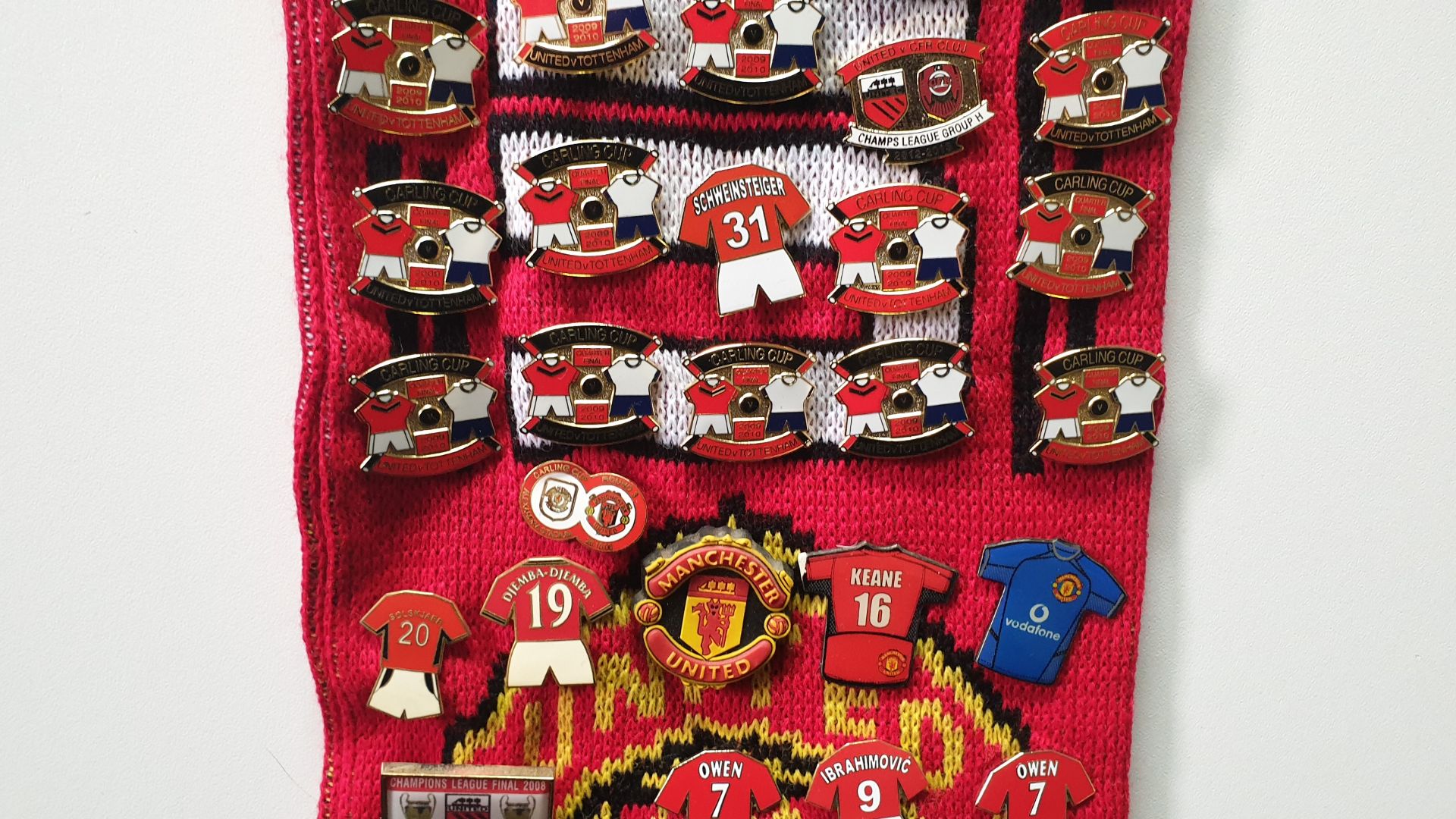 MANCHESTER UNITED SCARF CONTAINING APPROX 200 X PIN BADGES IE CHAMPIONS LEAGUE FINAL 2008, CARLING - Image 7 of 8
