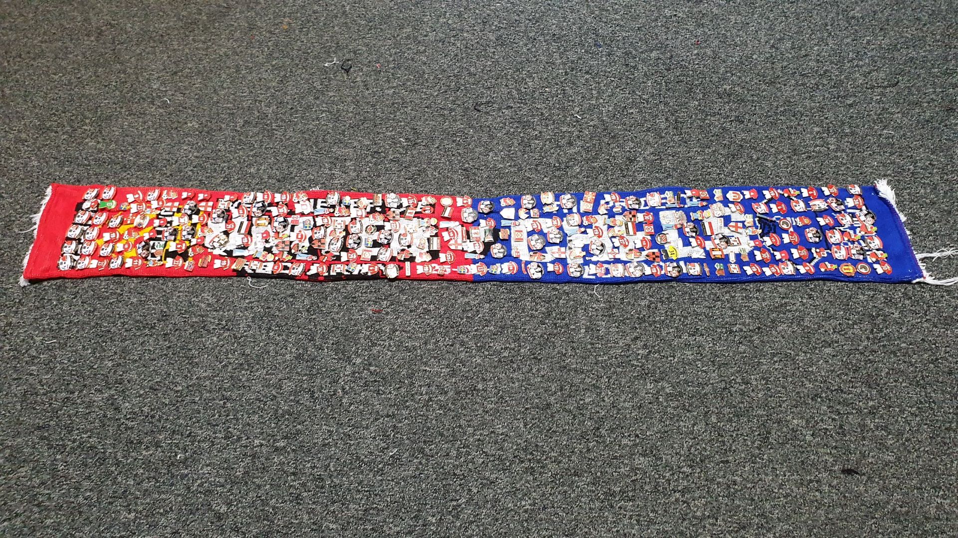 MANCHESTER UNITED SCARF CONTAINING APPROX 250 X PIN BADGES IE UNITED SHREK, UNITED>ENGLAND, OLD