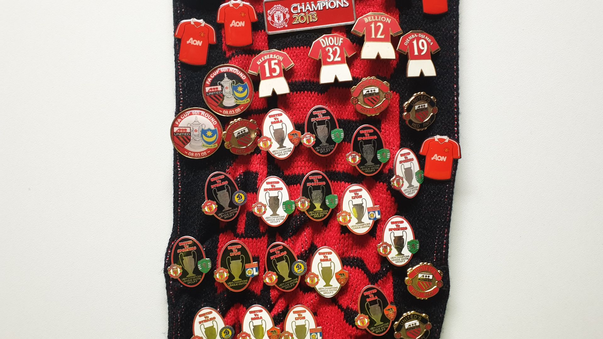 MANCHESTER UNITED SCARF CONTAINING APPROX 235 X PIN BADGES IE CHAMPIONS 2013, RED ARMY, VARIOUS - Image 4 of 8
