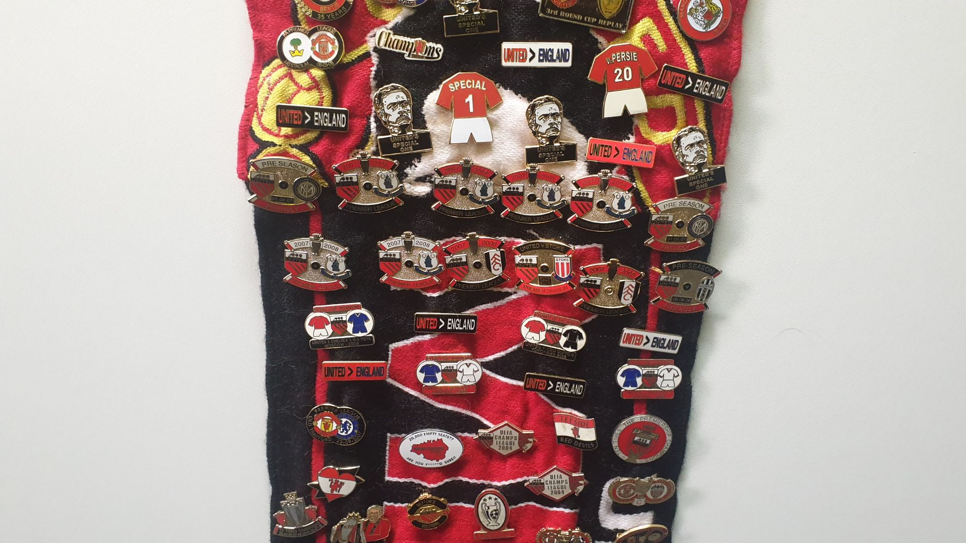 MANCHESTER UNITED SCARF CONTAINING APPROX 282 X PINBADGES IE UNITED SPECIAL ONE, CHAMPIONS LEAGUE - Image 7 of 8