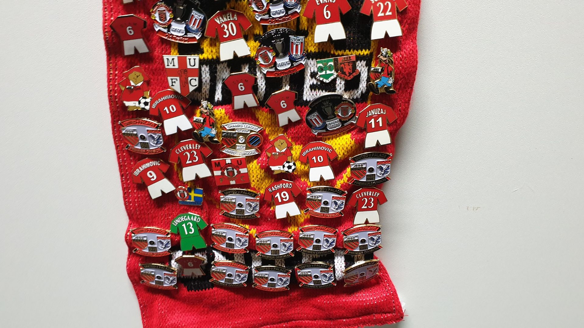 MANCHESTER UNITED SCARF CONTAINING APPROX 250 X PIN BADGES IE UNITED SHREK, UNITED>ENGLAND, OLD - Image 8 of 8