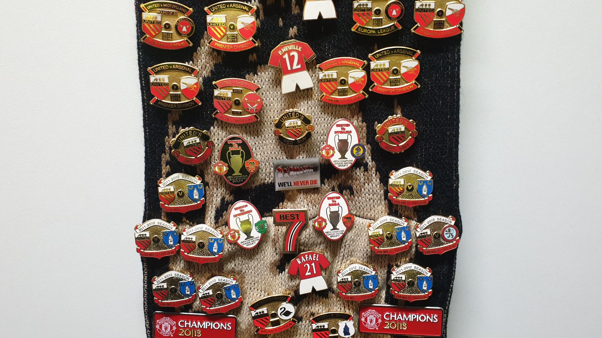 MANCHESTER UNITED SCARF CONTAINING APPROX 235 X PIN BADGES IE CHAMPIONS 2013, RED ARMY, VARIOUS - Image 7 of 8