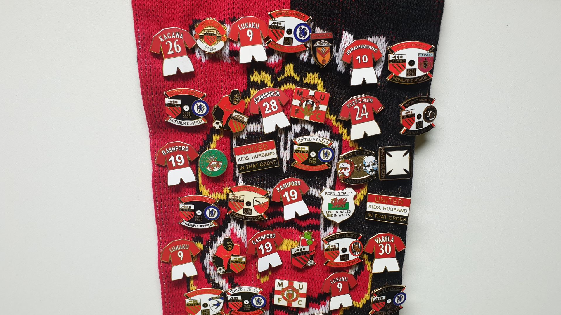 MANCHESTER UNITED SCARF CONTAINING APPROX 250 X PIN BADGES IE BATTLE FOR MANCHESTER, MUFC, - Image 2 of 8
