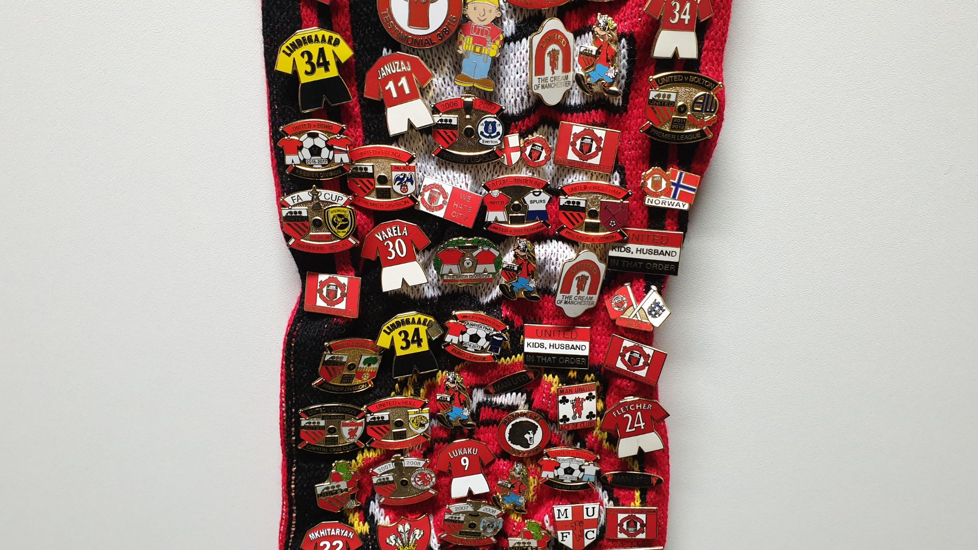 MANCHESTER UNITED SCARF CONTAINING APPROX 270 X PIN BADGES IE FA CUP 2006, WAYNE ROONEY TESTIMONIAL, - Image 7 of 8