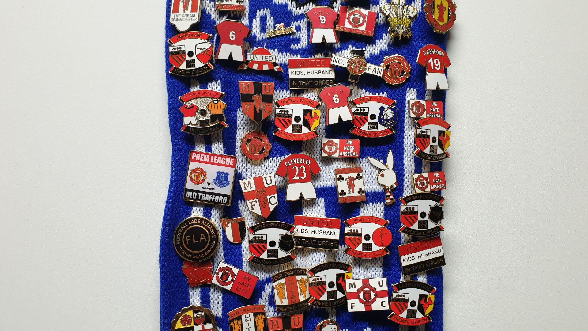 MANCHESTER UNITED SCARF CONTAINING APPROX 270 X PIN BADGES IE FA CUP 2006, WAYNE ROONEY TESTIMONIAL, - Image 3 of 8