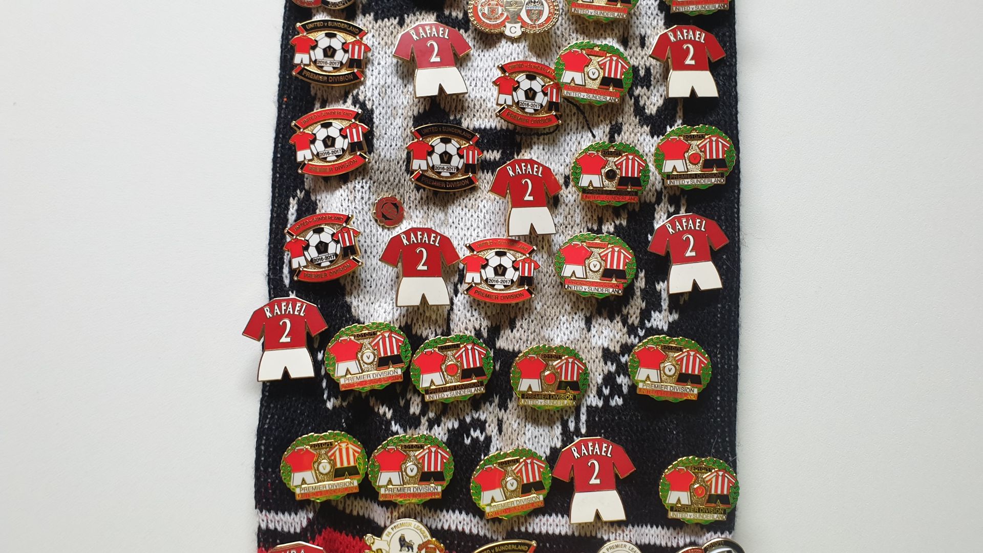 MANCHESTER UNITED SCARF CONTAINING APPROX 190 X PIN BADGES IE MANCHESTER IS RED, UNITED V LIVERPOOL, - Image 3 of 8