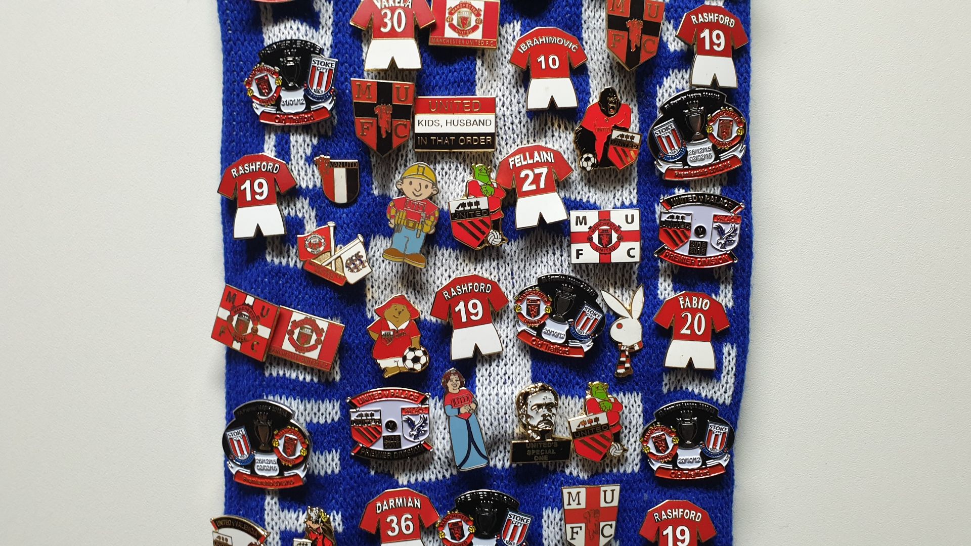 MANCHESTER UNITED SCARF CONTAINING APPROX 250 X PIN BADGES IE UNITED SHREK, UNITED>ENGLAND, OLD - Image 4 of 8