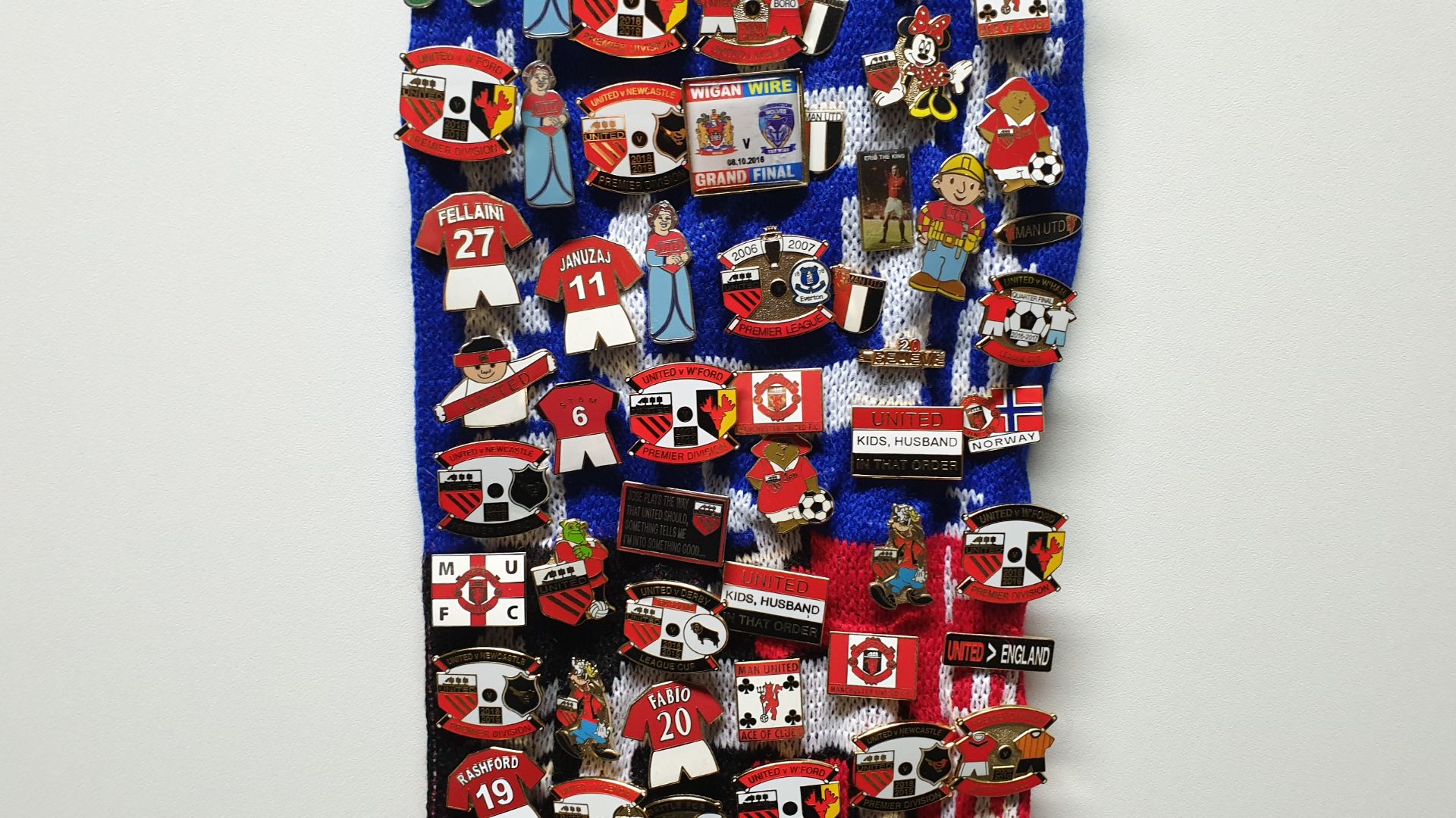 MANCHESTER UNITED SCARF CONTAINING APPROX 270 X PIN BADGES IE FA CUP 2006, WAYNE ROONEY TESTIMONIAL, - Image 5 of 8