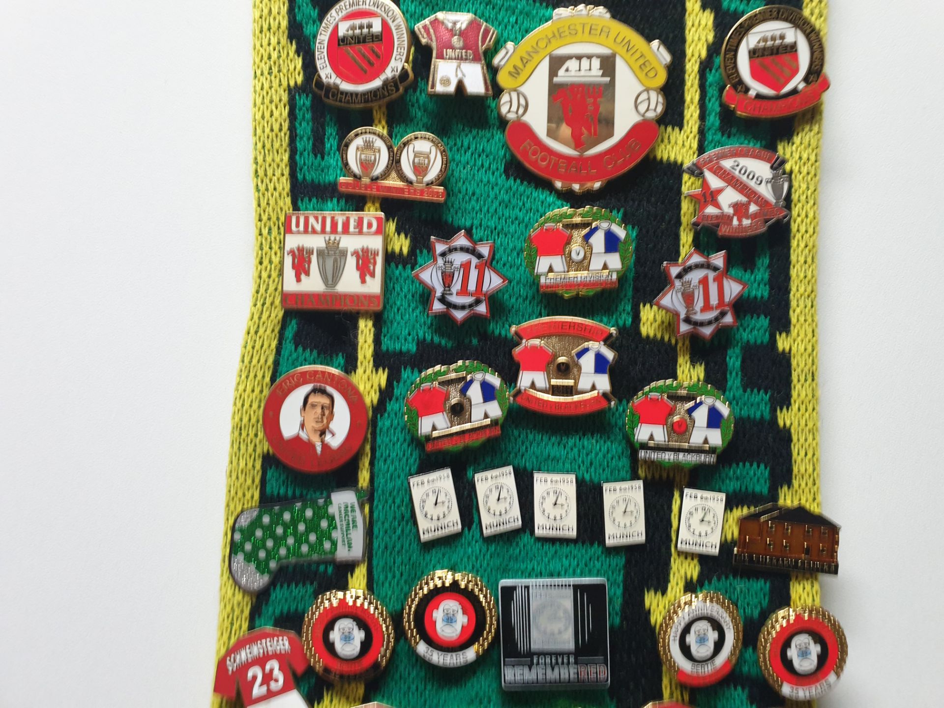 MANCHESTER UNITED SCARF CONTAINING APPROX 200 X PIN BADGES IE SIR ALEX FERGUSON WAY, CANTONA 7, - Image 4 of 8