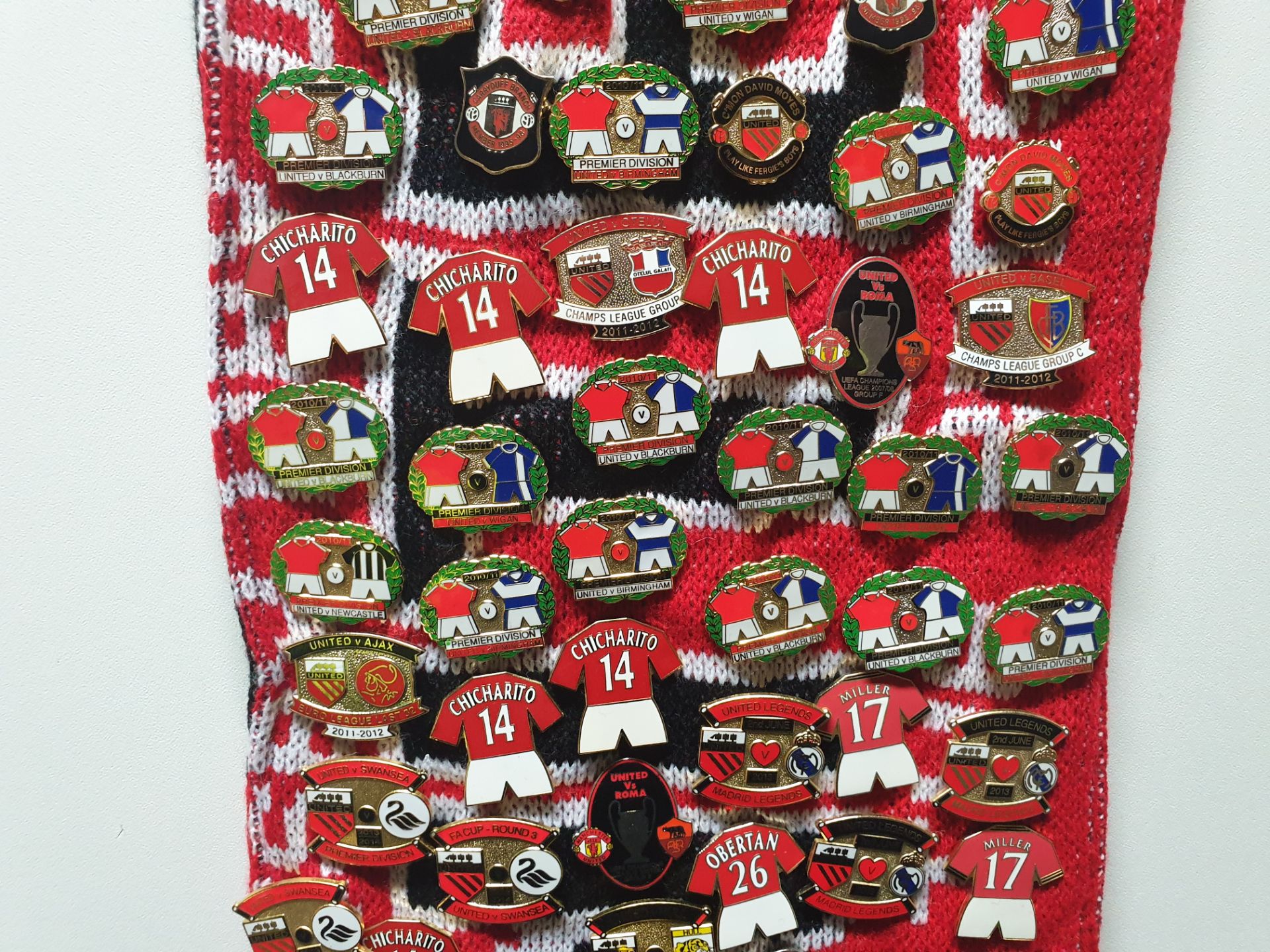 MANCHESTER UNITED SCARF CONTAINING APPROX 190 X PIN BADGES IE BEST 7, CUP WINNERS 2004, CHAMPIONS - Image 6 of 8