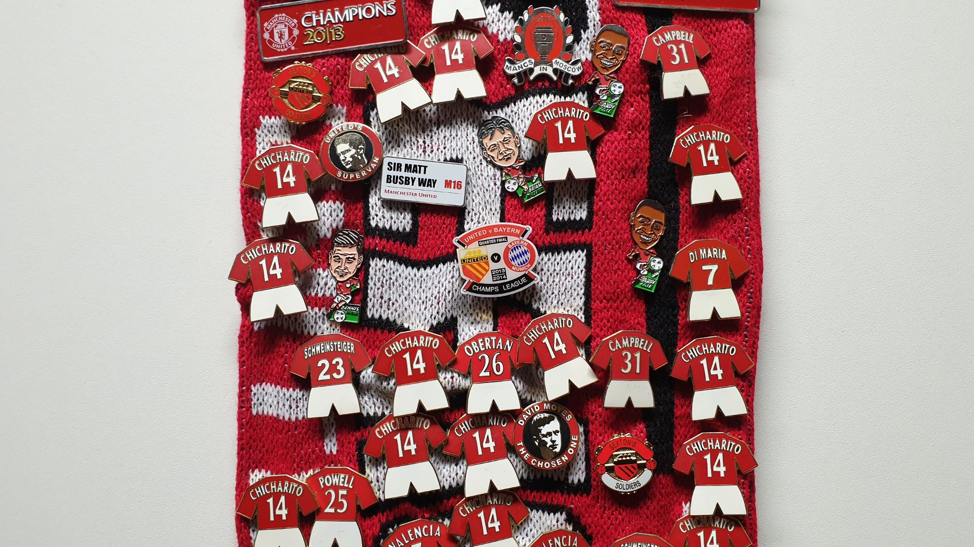 MANCHESTER UNITED SCARF CONTAINING APPROX 210 X PIN BADGES IE CHAMPIONS 2013, 2008 MANCS IN - Image 4 of 8