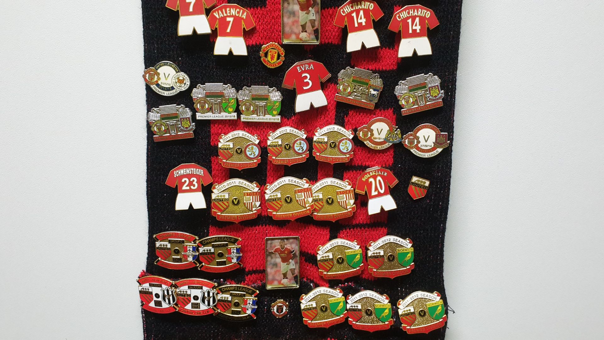 MANCHESTER UNITED SCARF CONTAINING APPROX 225 X PIN BADGES IE MANCHESTER IS RED, MUNICH CLOCK, BUSBY - Image 6 of 8