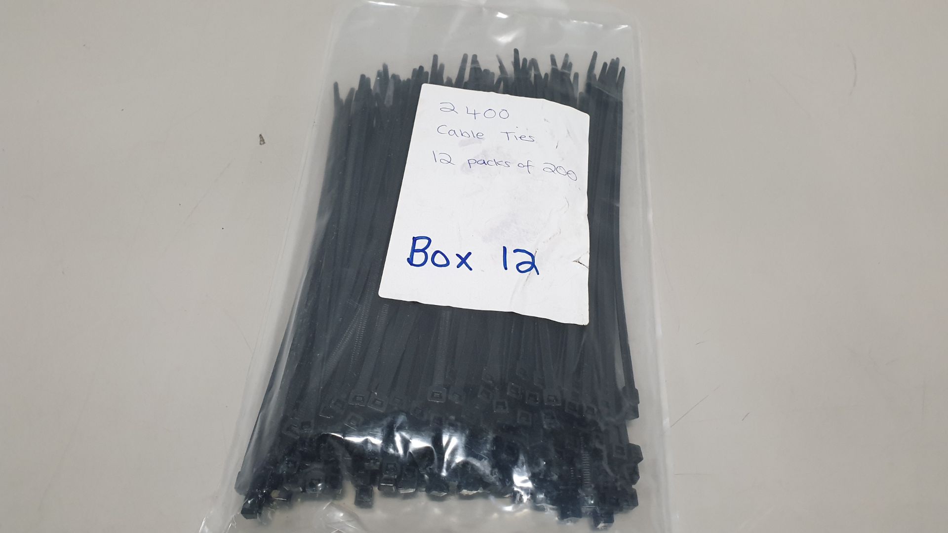 2400 CABLE TIES - 12 PACKS OF 200 - IN 1 CARTON