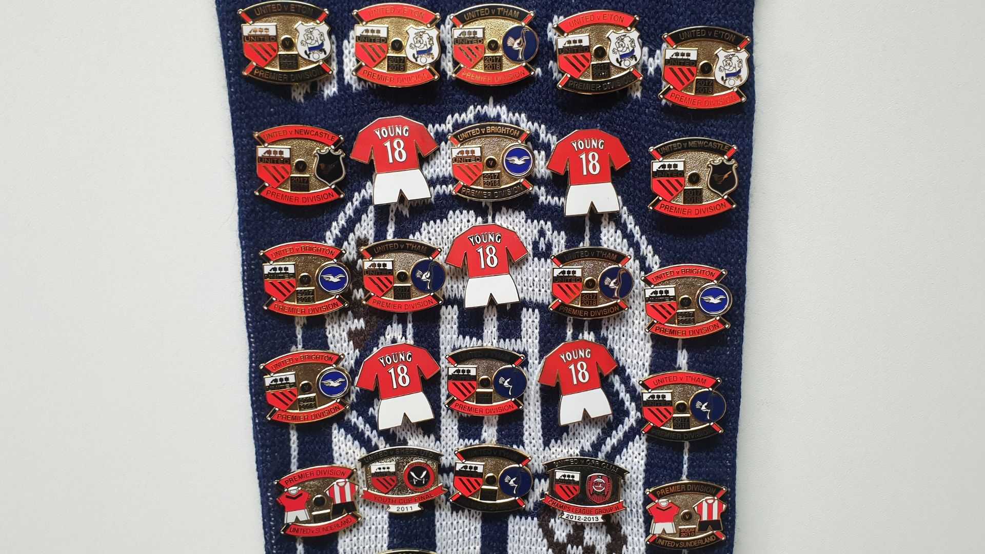 MANCHESTER UNITED SCARF CONTAINING APPROX 200 X PIN BADGES IE CHAMPIONS LEAGUE FINAL 2008, CARLING - Image 2 of 8