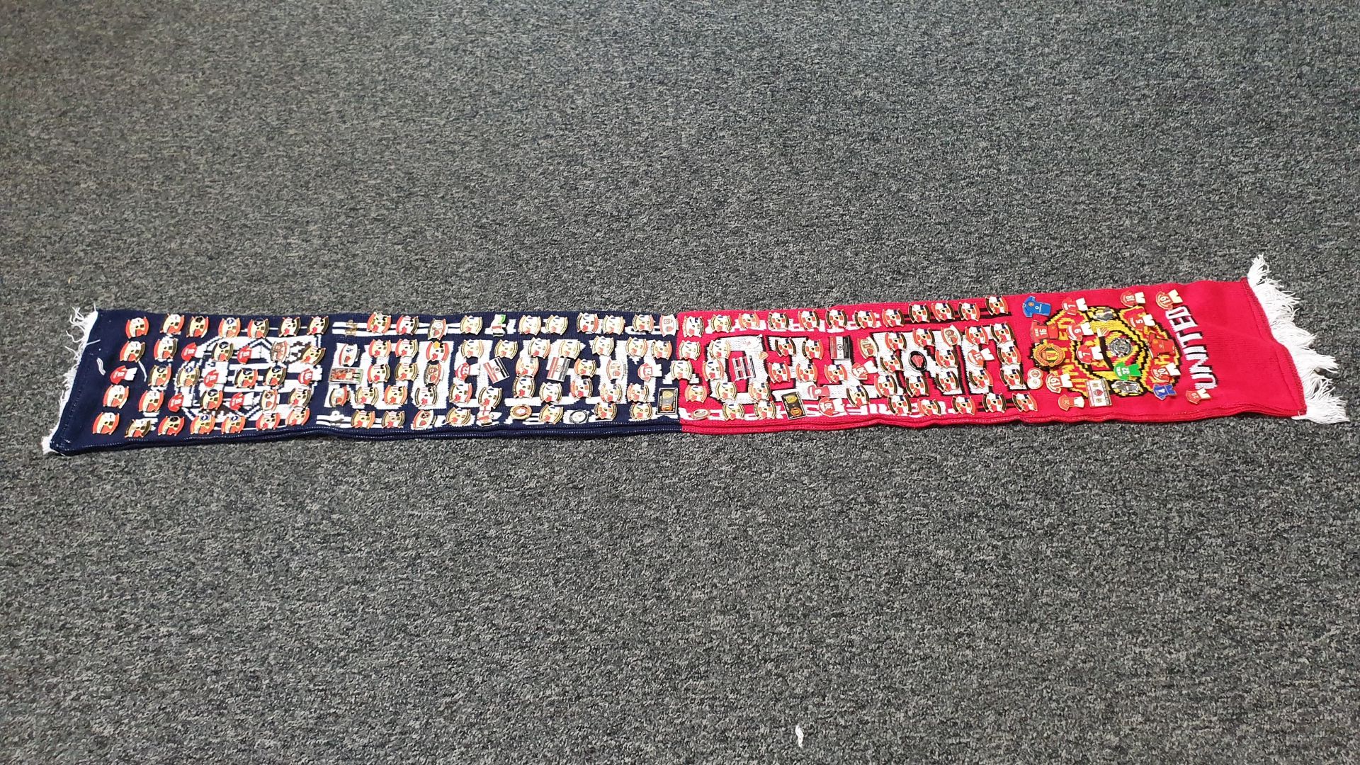 MANCHESTER UNITED SCARF CONTAINING APPROX 200 X PIN BADGES IE CHAMPIONS LEAGUE FINAL 2008, CARLING