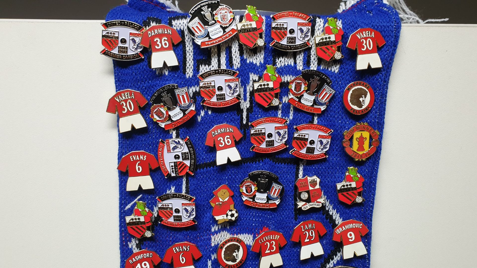 MANCHESTER UNITED SCARF CONTAINING APPROX 250 X PIN BADGES IE UNITED SHREK, UNITED>ENGLAND, OLD - Image 2 of 8