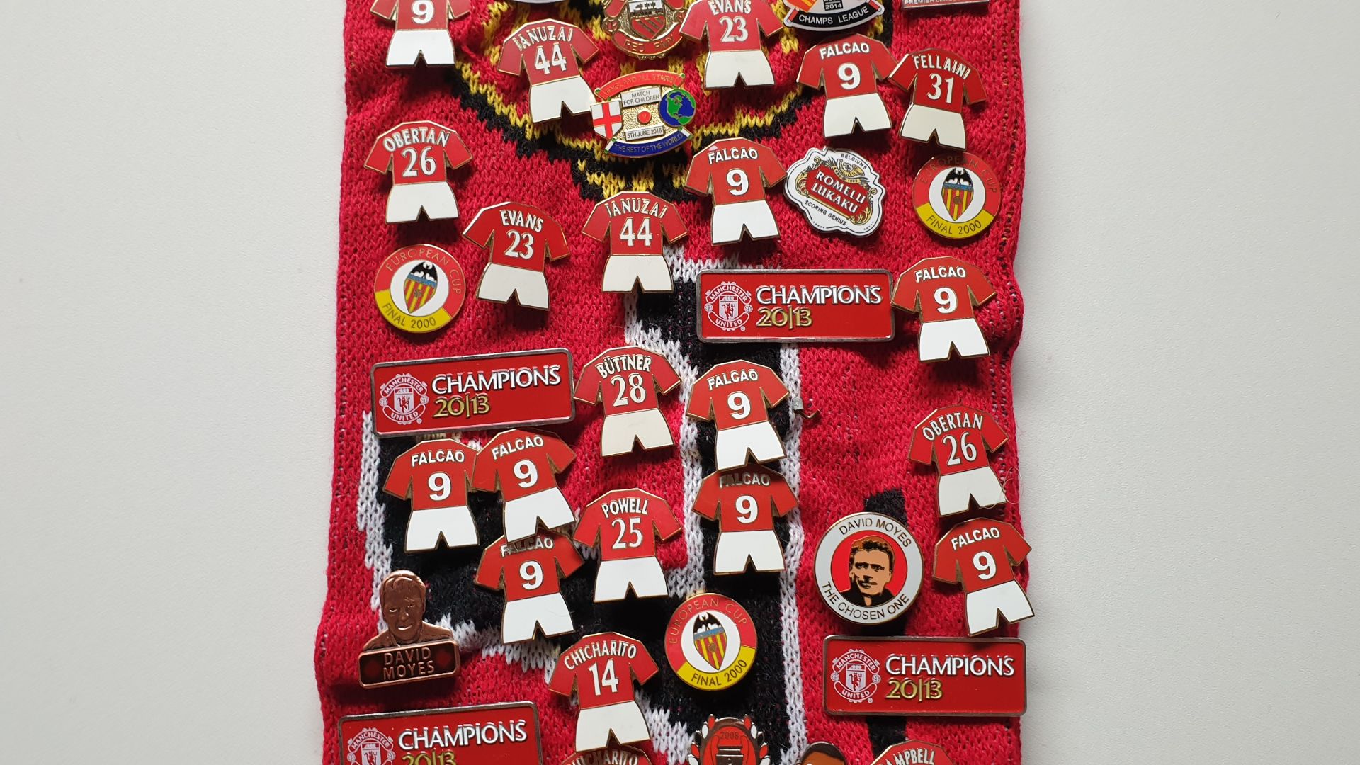 MANCHESTER UNITED SCARF CONTAINING APPROX 210 X PIN BADGES IE CHAMPIONS 2013, 2008 MANCS IN - Image 3 of 8