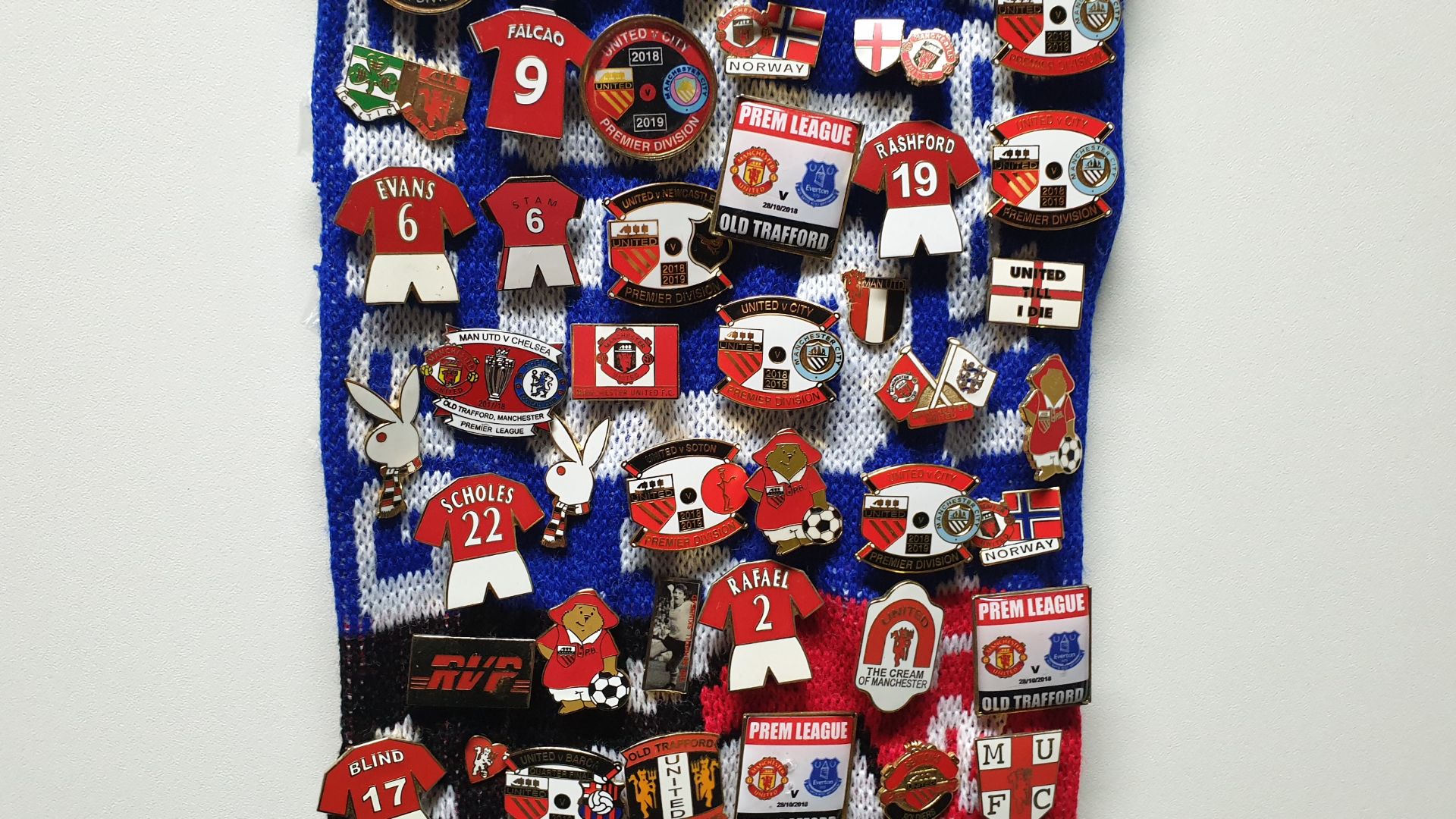 MANCHESTER UNITED SCARF CONTAINING APPROX 270 X PIN BADGES IE MUFC, UNITED KING KONG, BATTLE FOR - Image 5 of 8