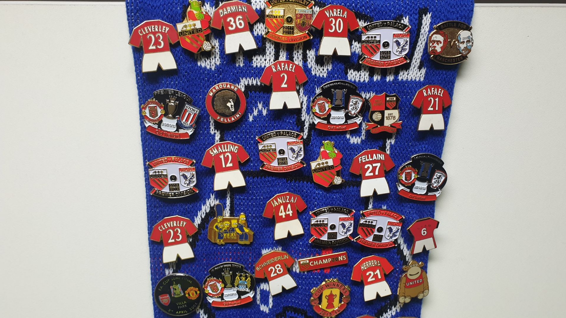MANCHESTER UNITED SCARF CONTAINING APPROX 260 X PIN BADGES IE FA CUP WINNER 2018, WE HATE CITY, - Image 2 of 8