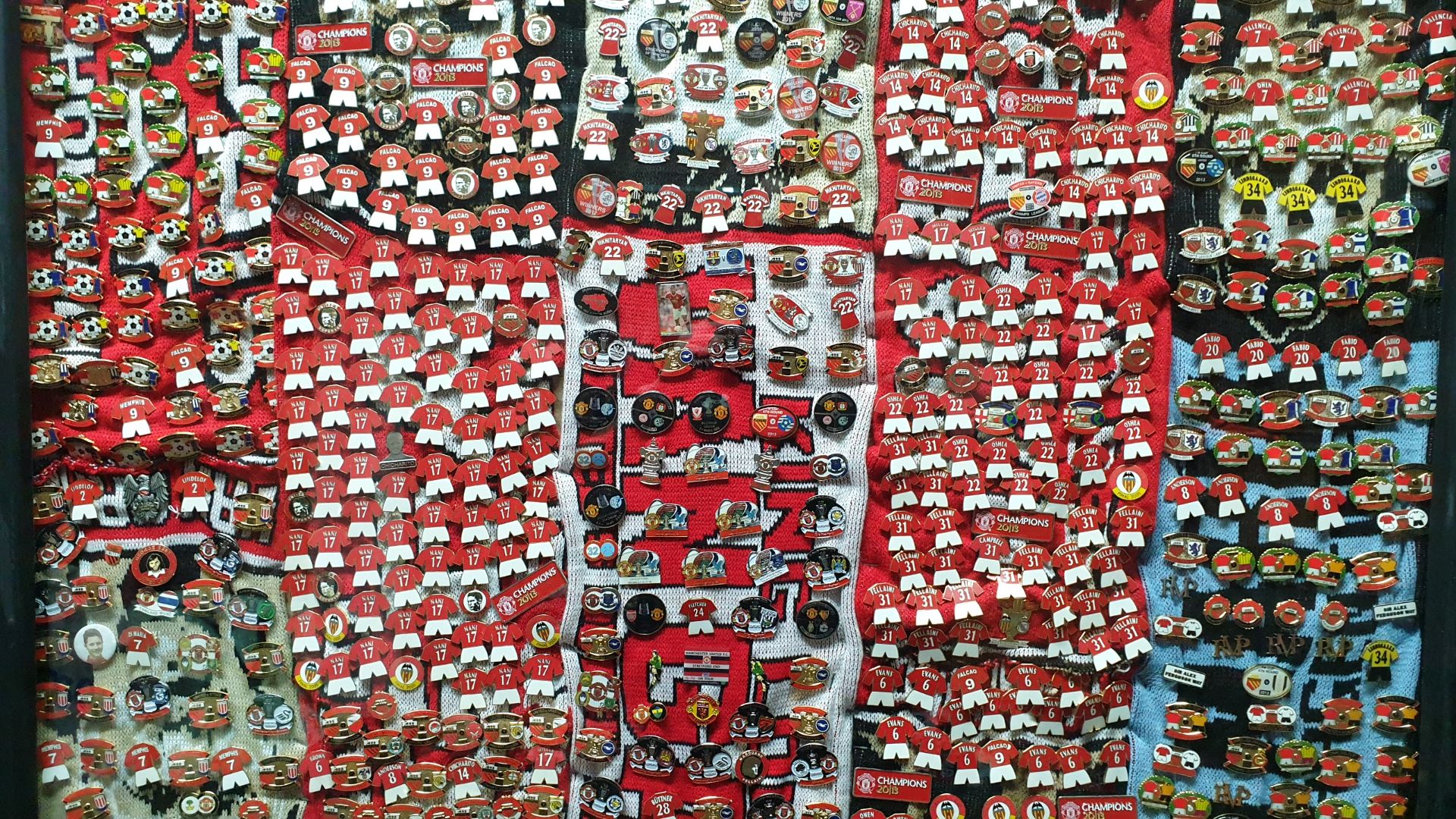 5 FRAMED MANCHESTER UNITED SCARFS CONTAINING APPROX 1200 X PIN BADGES IE FA CUP FINAL 2004, - Image 3 of 5