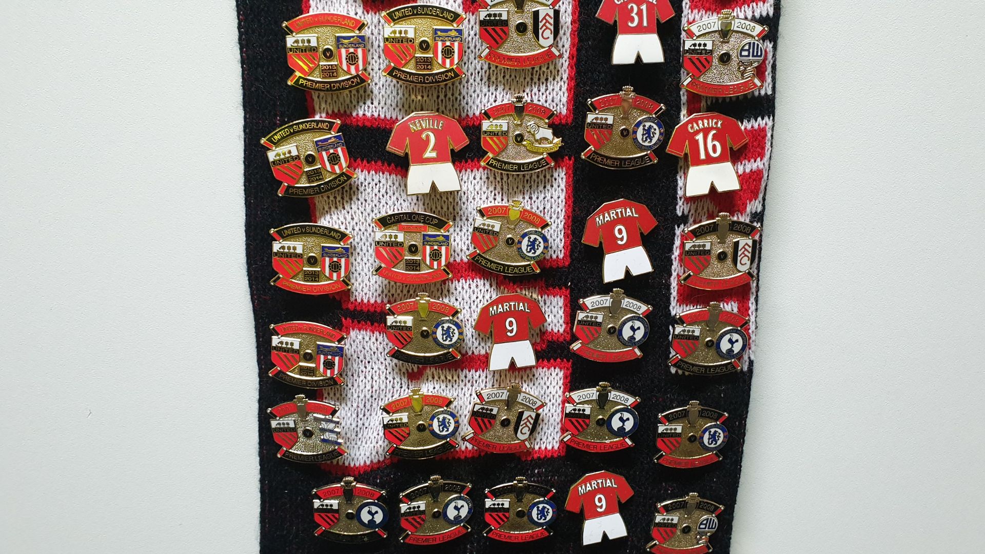 MANCHESTER UNITED SCARF CONTAINING APPROX 220 X PIN BADGES IE FA CUP WINNERS 2004, RVP, UNITED V - Image 6 of 8