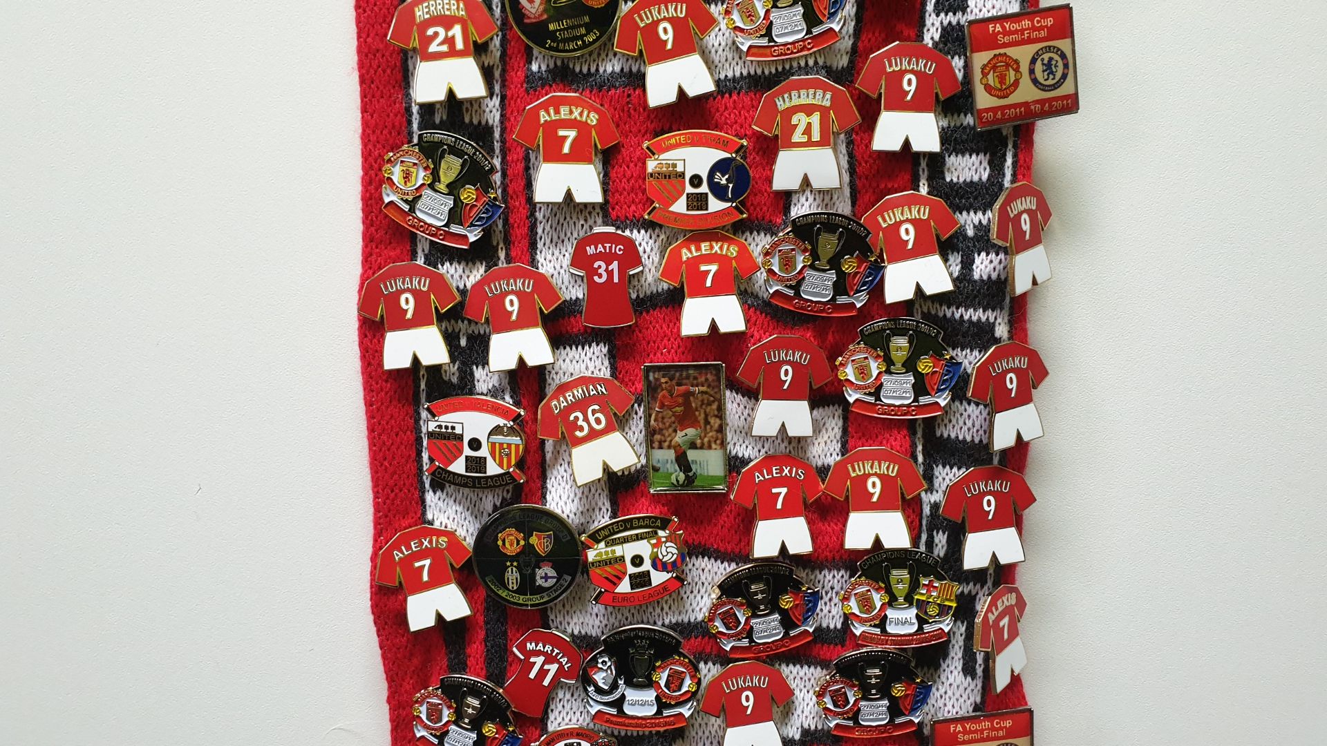 MANCHESTER UNITED SCARF CONTAINING APPROX 230 X PIN BADGES IE WORTHINGTON CUP FINAL 2003, EUROPEAN - Image 6 of 8