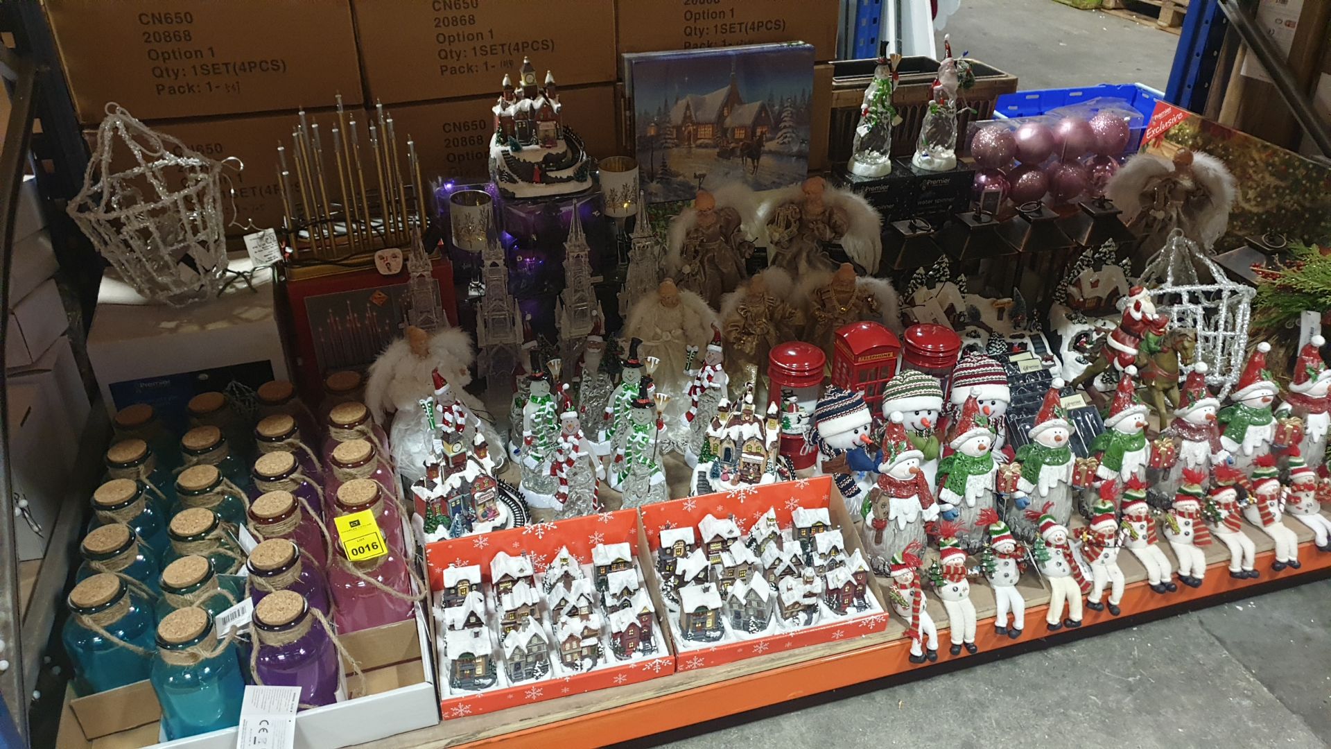 APPROX 180 PIECE MIXED PREMIER CHRISTMAS LOT CONTAINING, LIT GLASS JARS, SANTA / SNOWMAN GLITTER