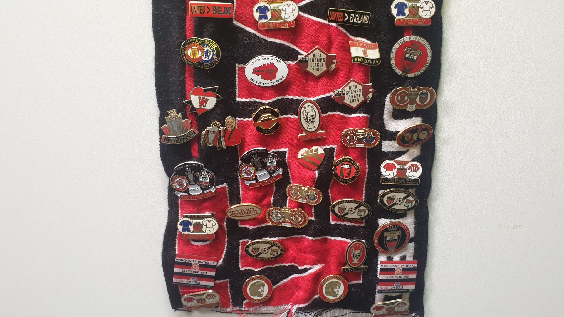 MANCHESTER UNITED SCARF CONTAINING APPROX 282 X PINBADGES IE UNITED SPECIAL ONE, CHAMPIONS LEAGUE - Image 8 of 8