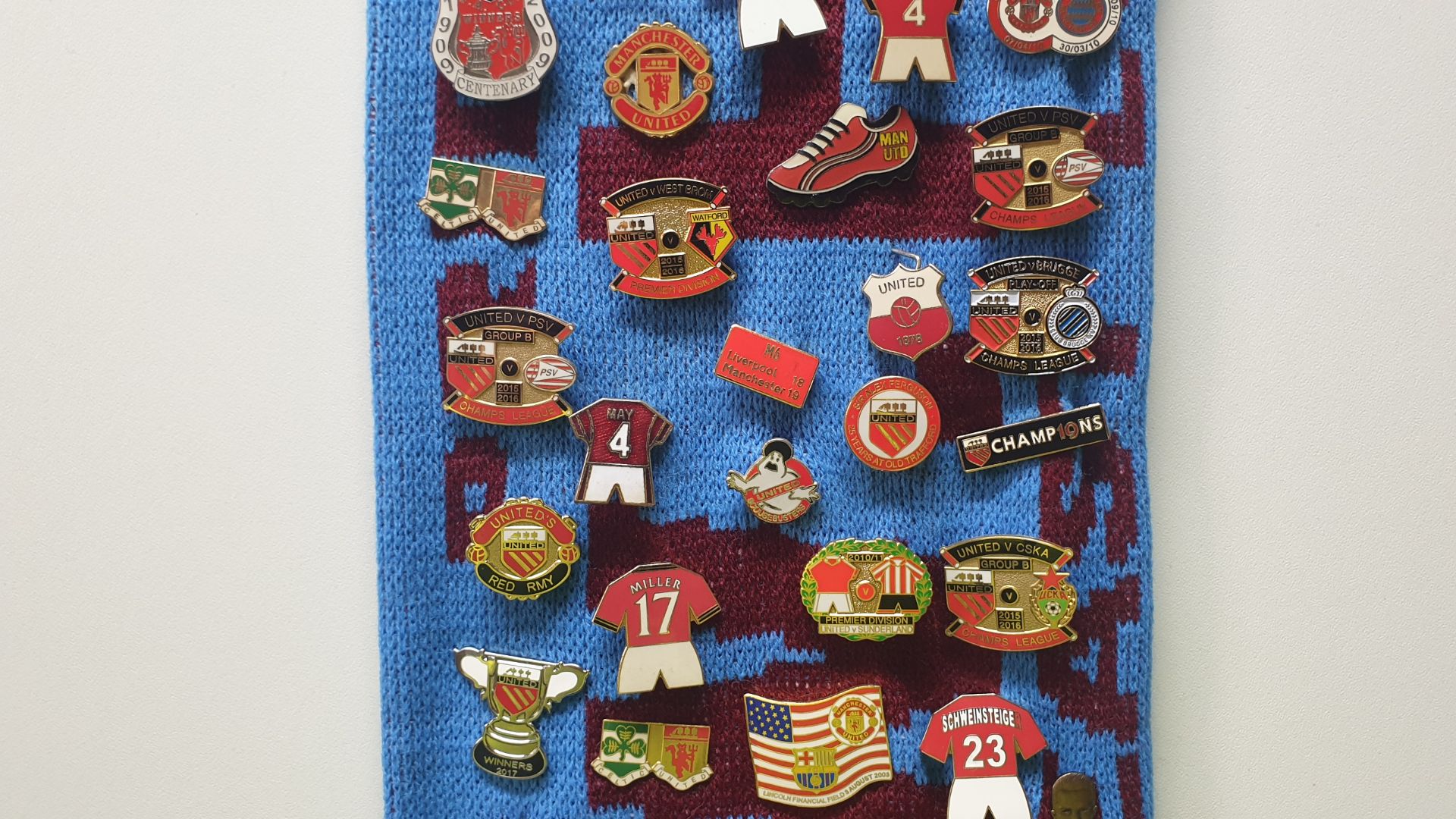 MANCHESTER UNITED SCARF CONTAINING APPROX 200 X PINBADGES IE 1999 EUROPEAN CUP FINAL, PREMIER - Image 4 of 8