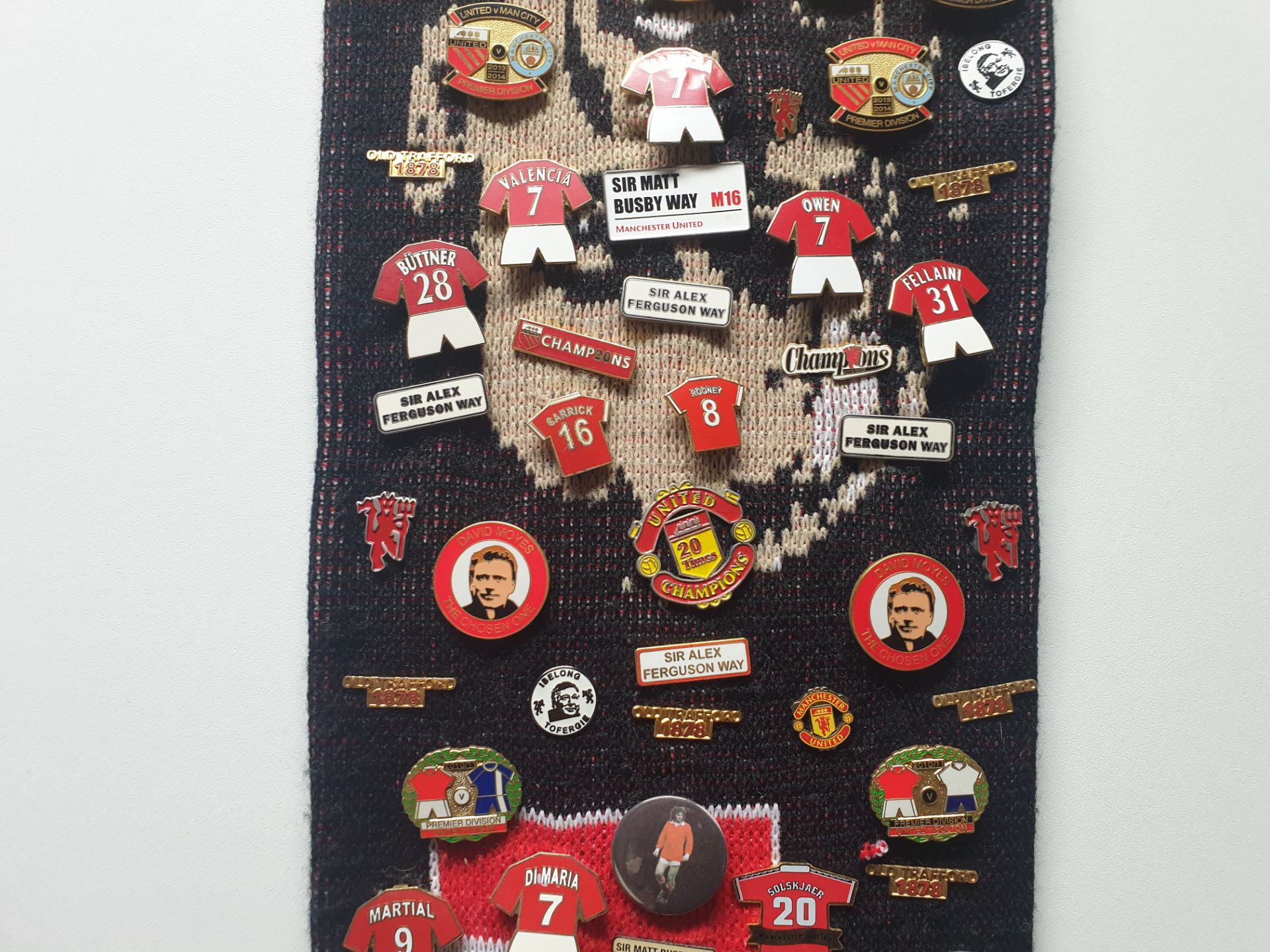 MANCHESTER UNITED SCARF CONTAINING APPROX 170 X PIN BADGES IE CHAMPIONS 2013, SIR ALEX FERGUSON WAY, - Image 3 of 8