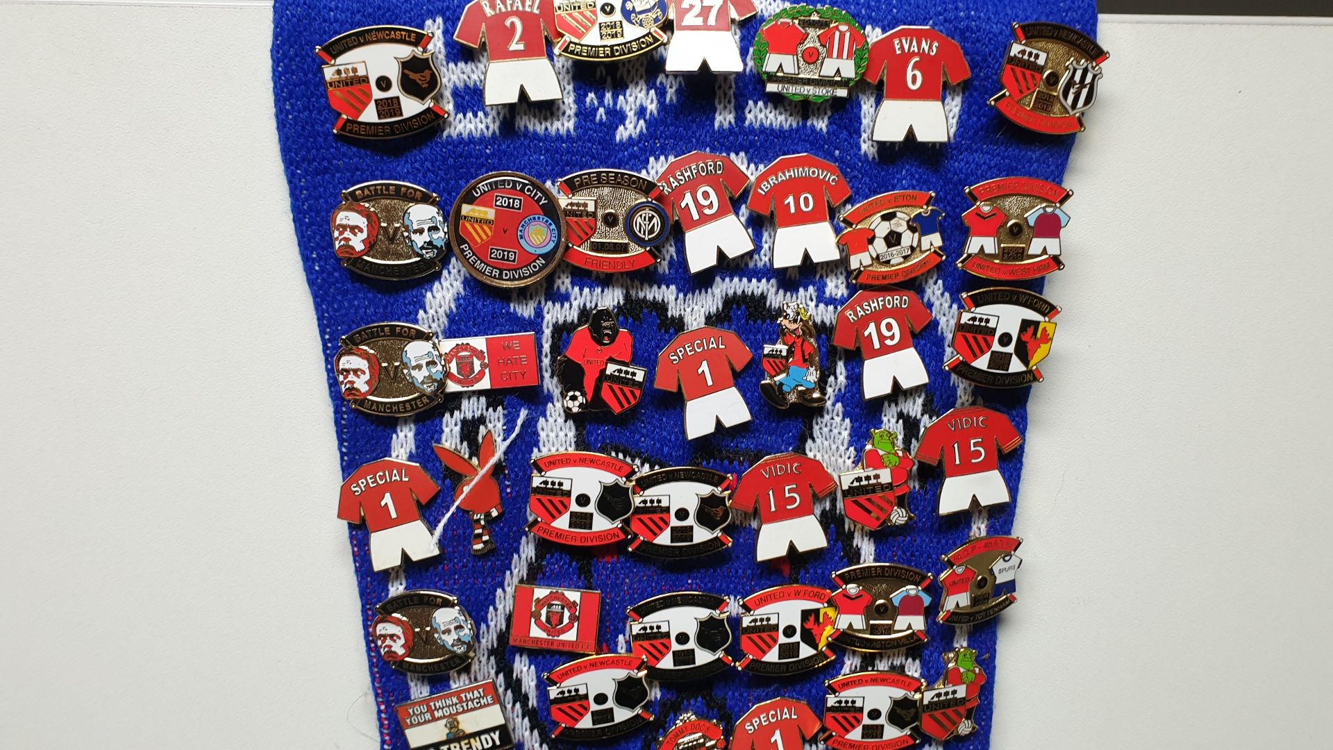 MANCHESTER UNITED SCARF CONTAINING APPROX 270 X PIN BADGES IE FA CUP 2006, WAYNE ROONEY TESTIMONIAL, - Image 2 of 8
