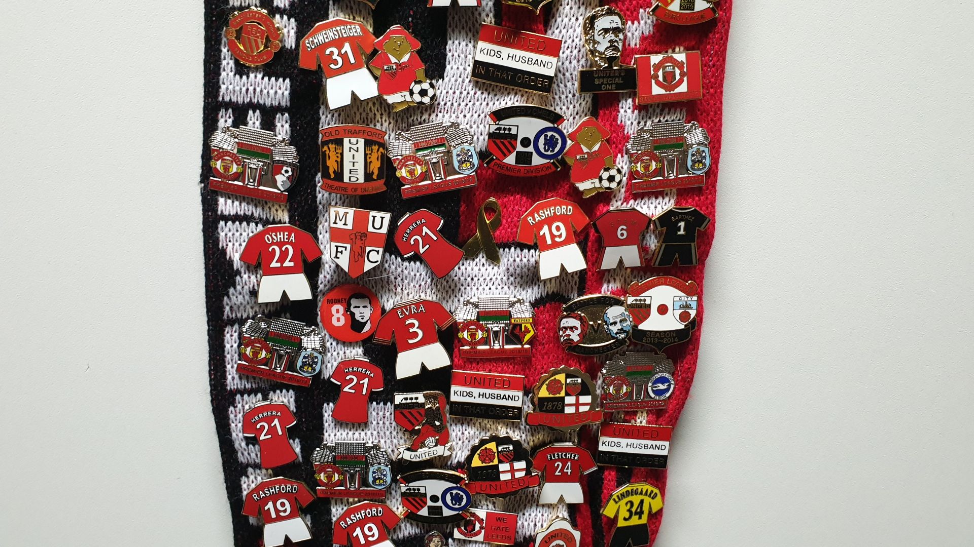 MANCHESTER UNITED SCARF CONTAINING APPROX 270 X PIN BADGES IE MUFC, UNITED KING KONG, BATTLE FOR - Image 6 of 8